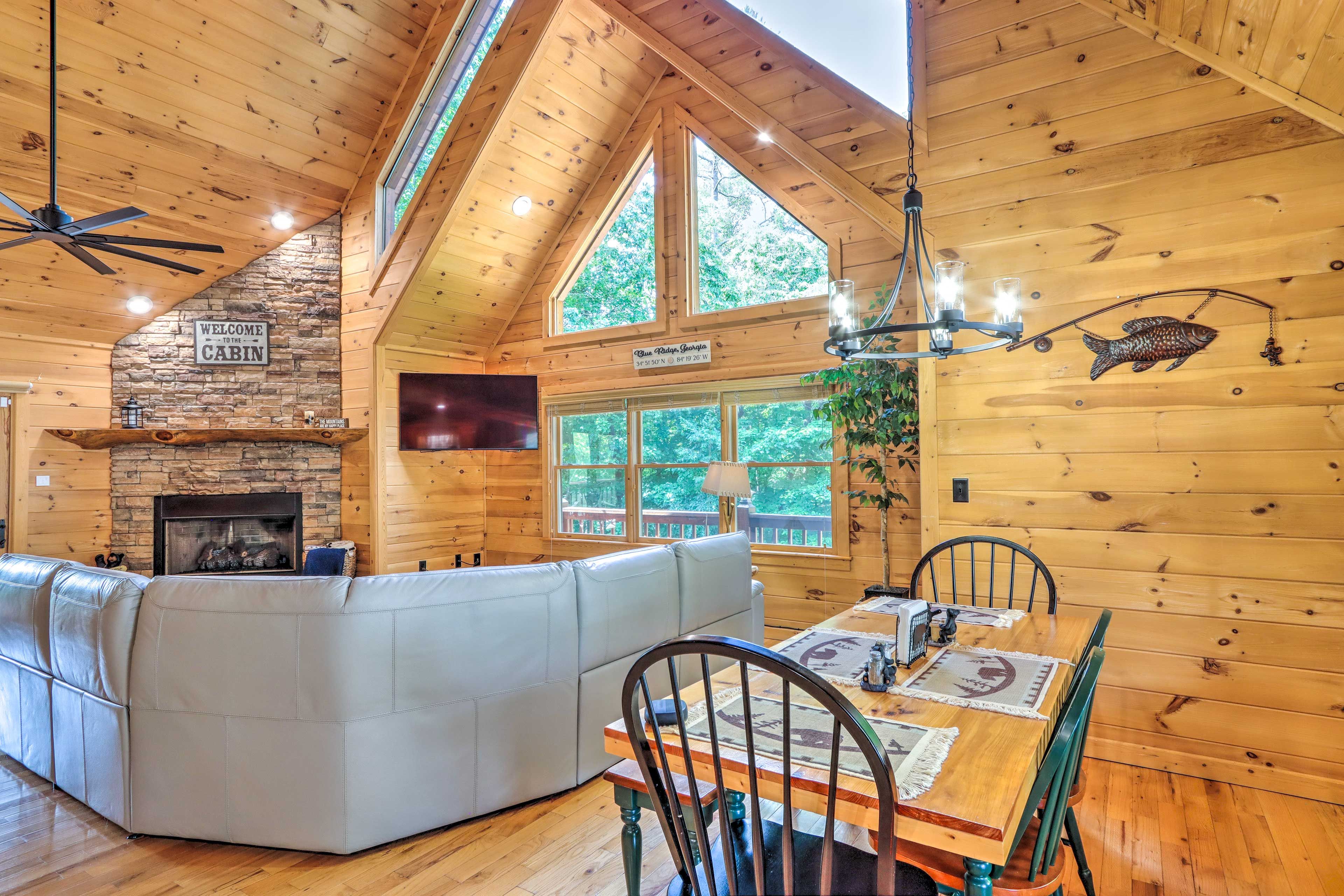 Dining Area | Dishware & Flatware Provided