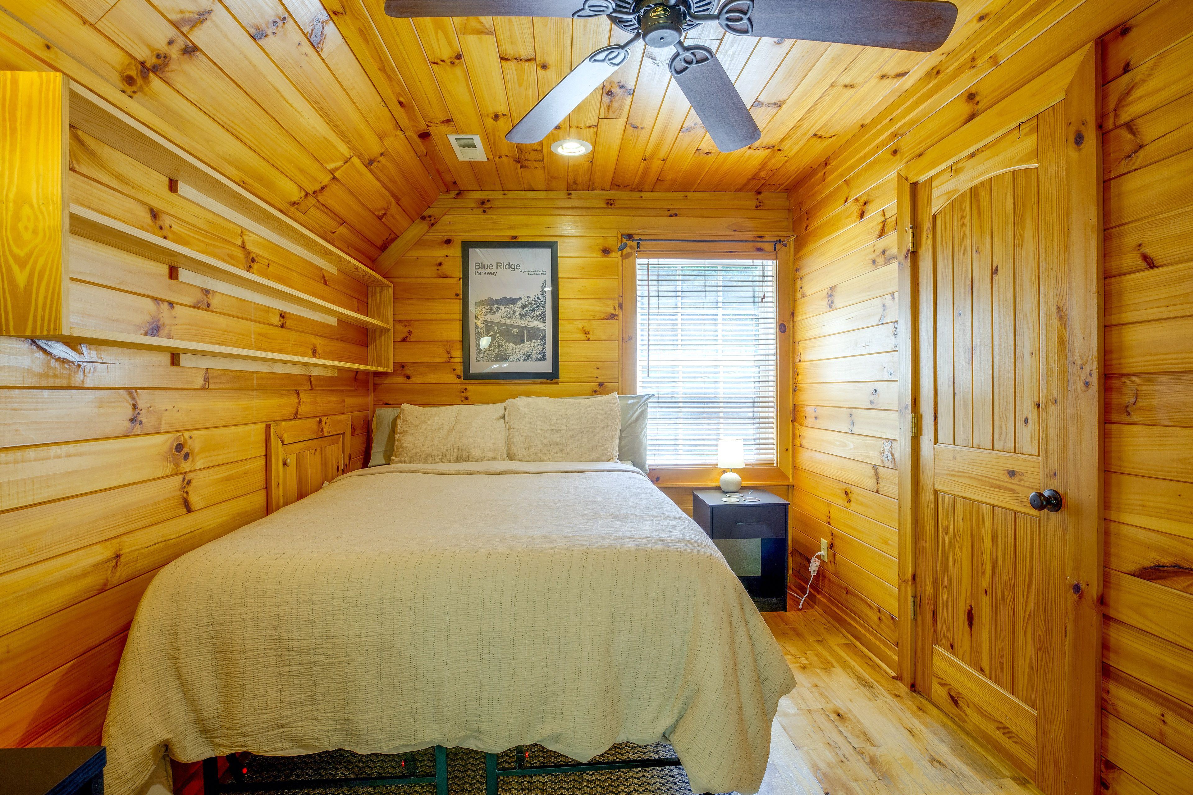 Bedroom 2 (Loft) | Queen Bed