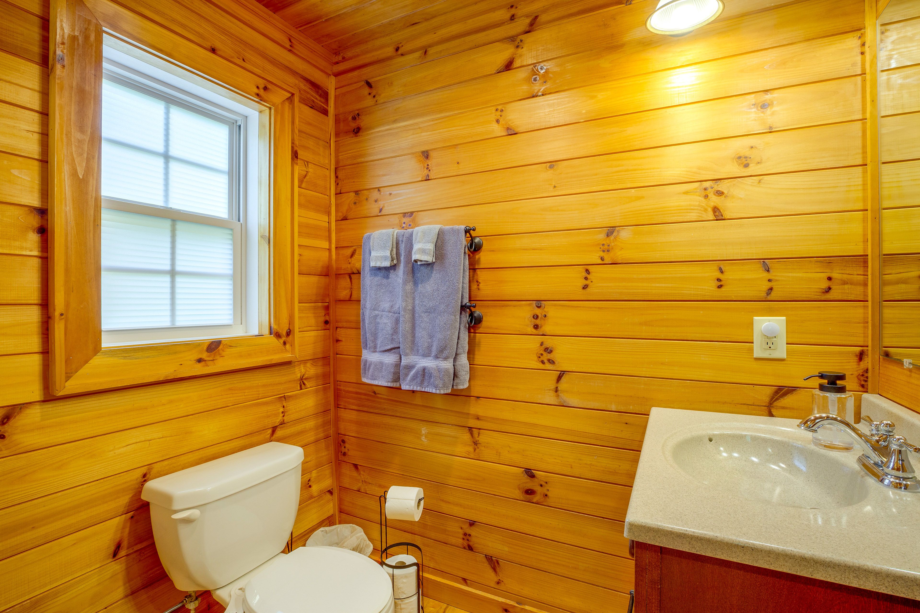 Full Bath | Towels Provided