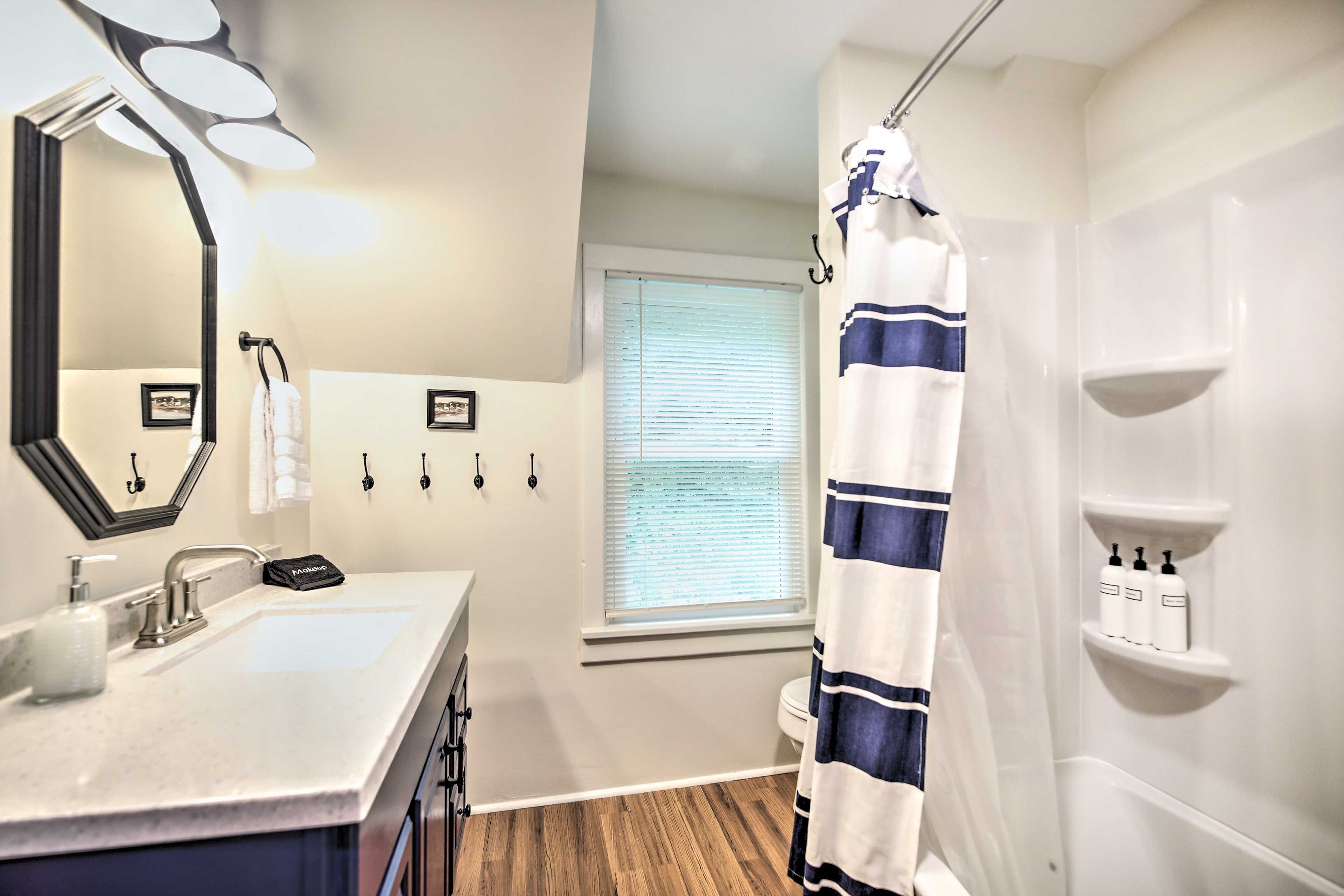 Full Bathroom | Linens & Towels | Hair Dryer | Complimentary Toiletries