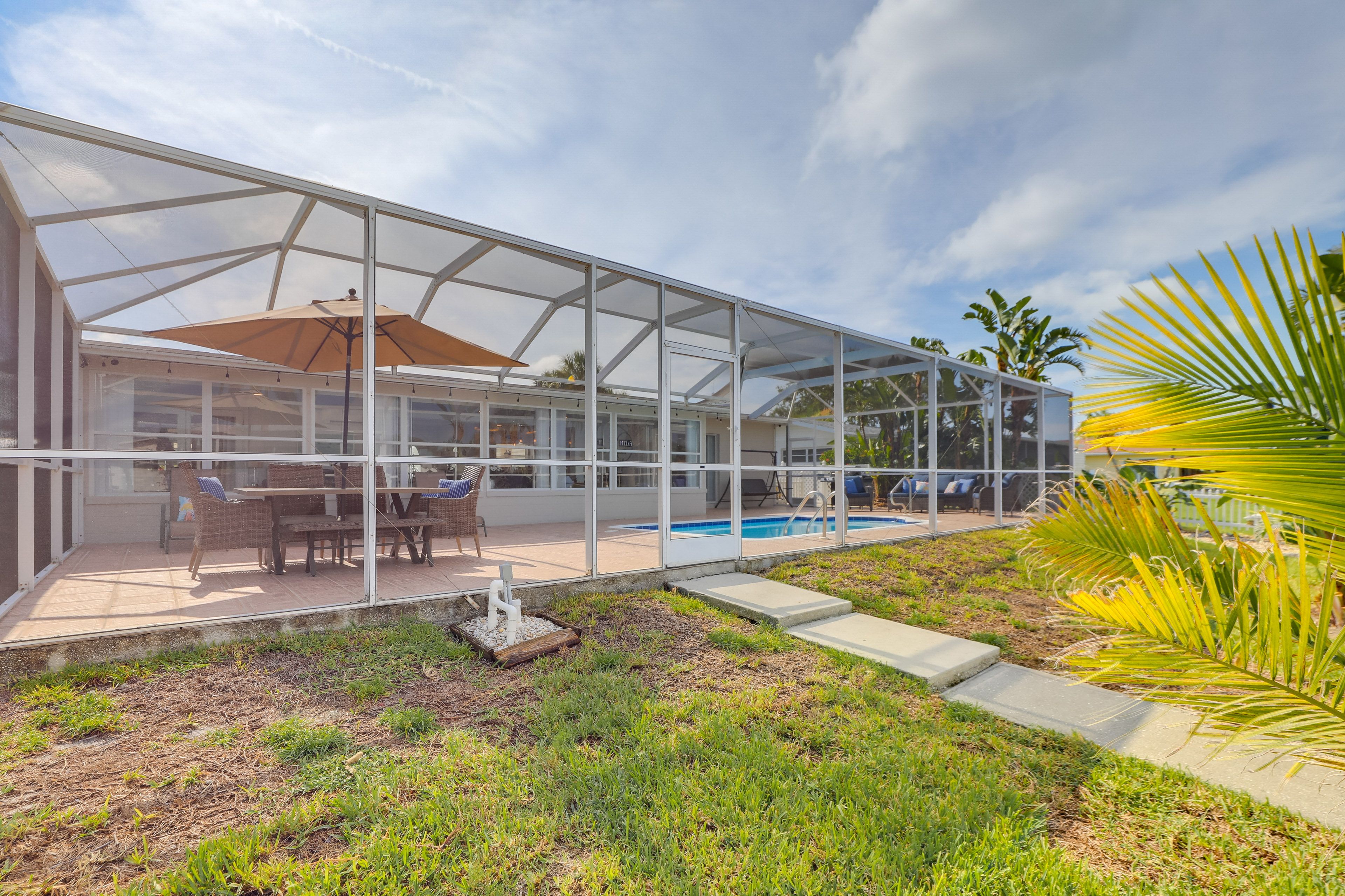 Lanai Exterior | 3 Steps to Dock
