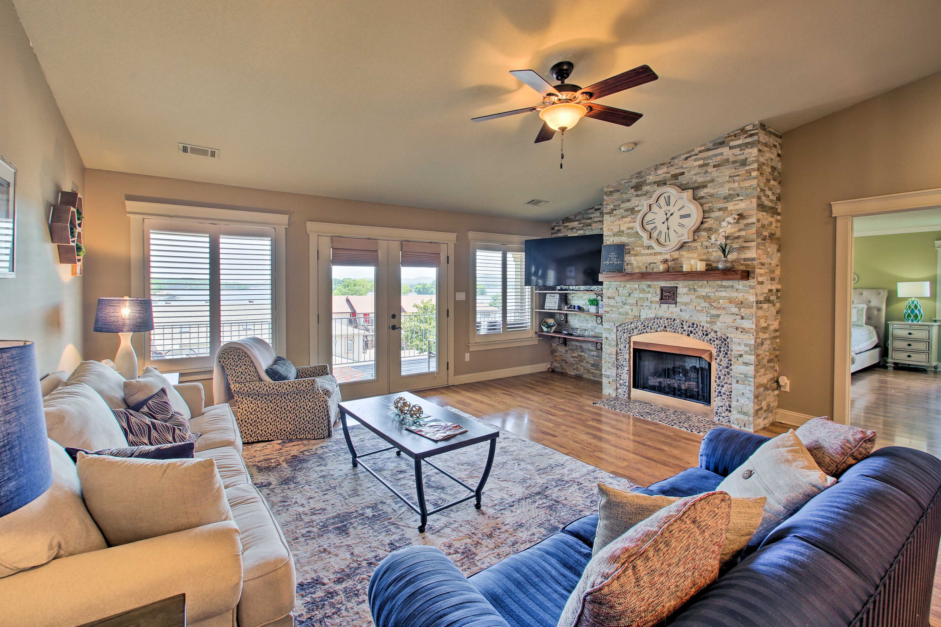 Living Room | Free WiFi | Smart TV | Gas Fireplace