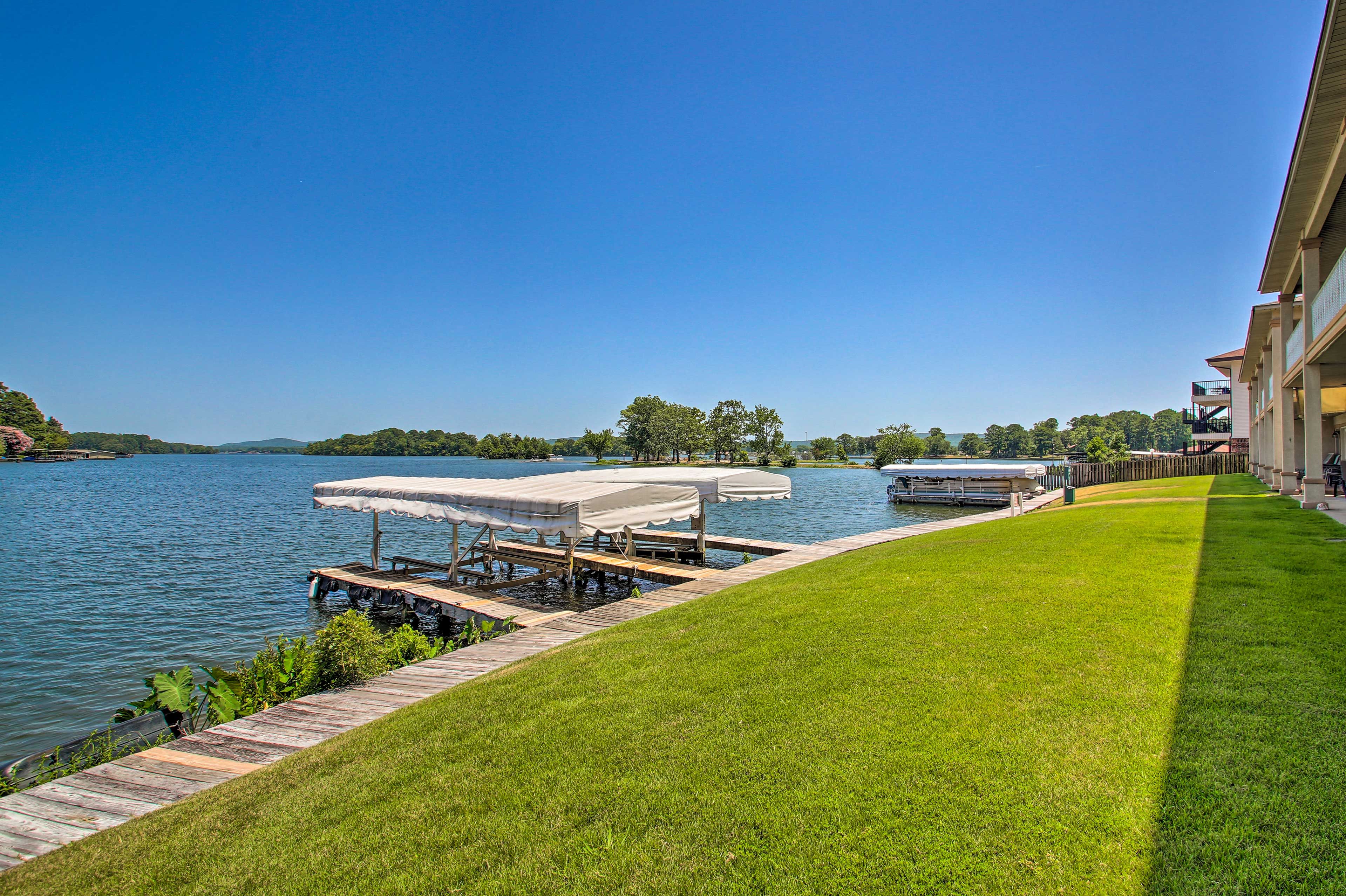 Community Amenities | Outdoor Pool | Boat Slips | Gated Community