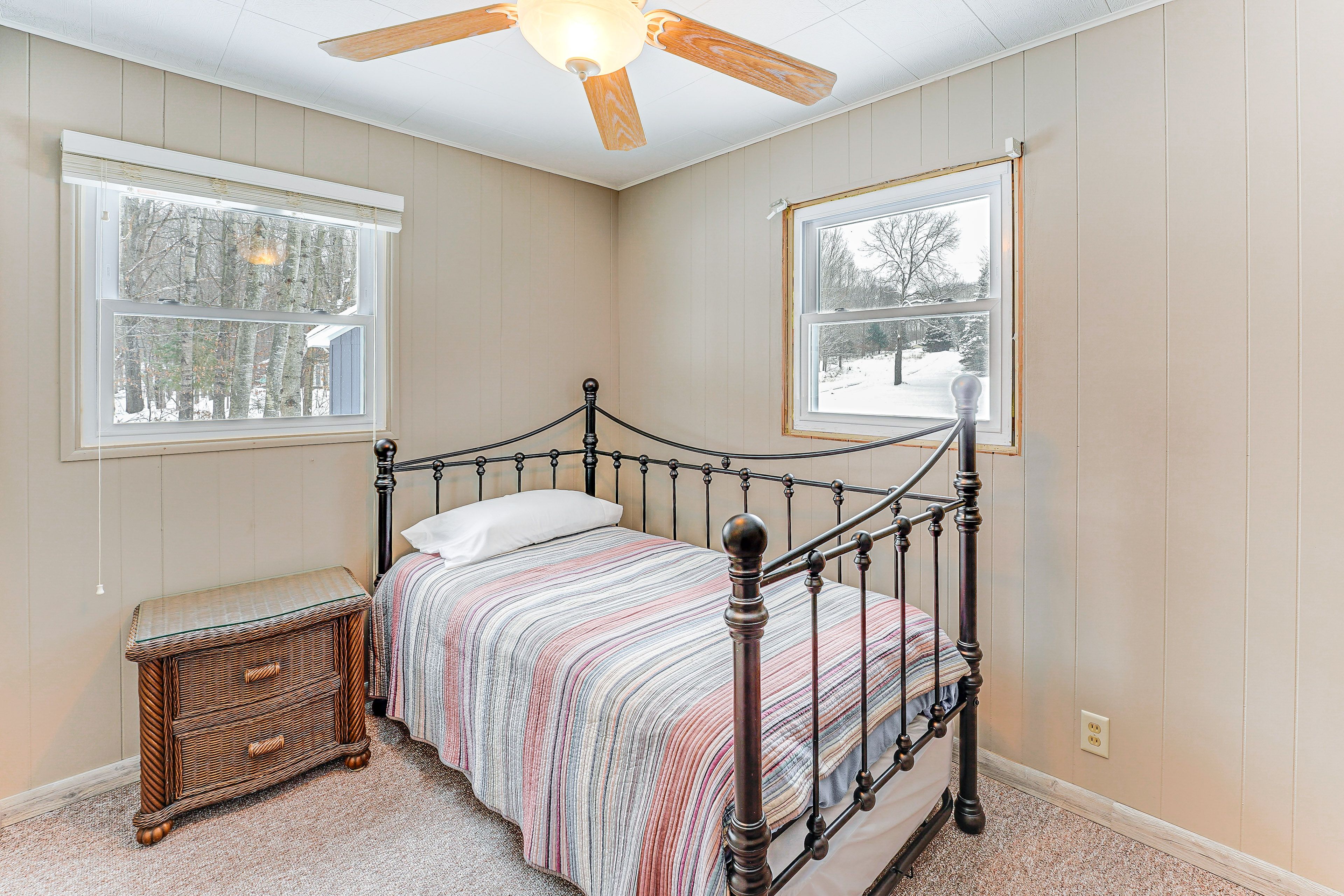 Bedroom 2 | Twin Daybed w/ Twin Trundle
