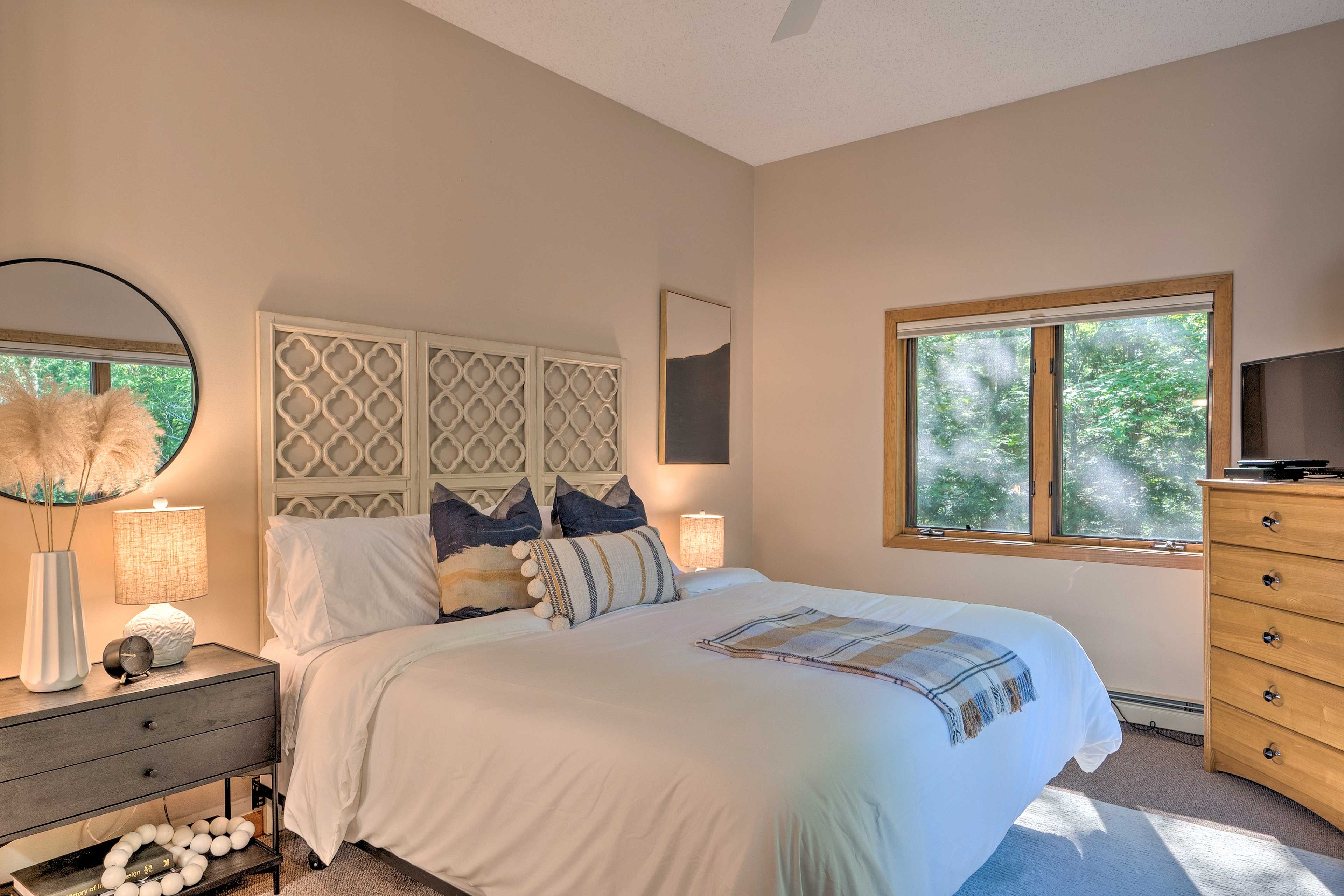 Bedroom 1 | King Bed | Linens & Towels | Full En-Suite Bathroom