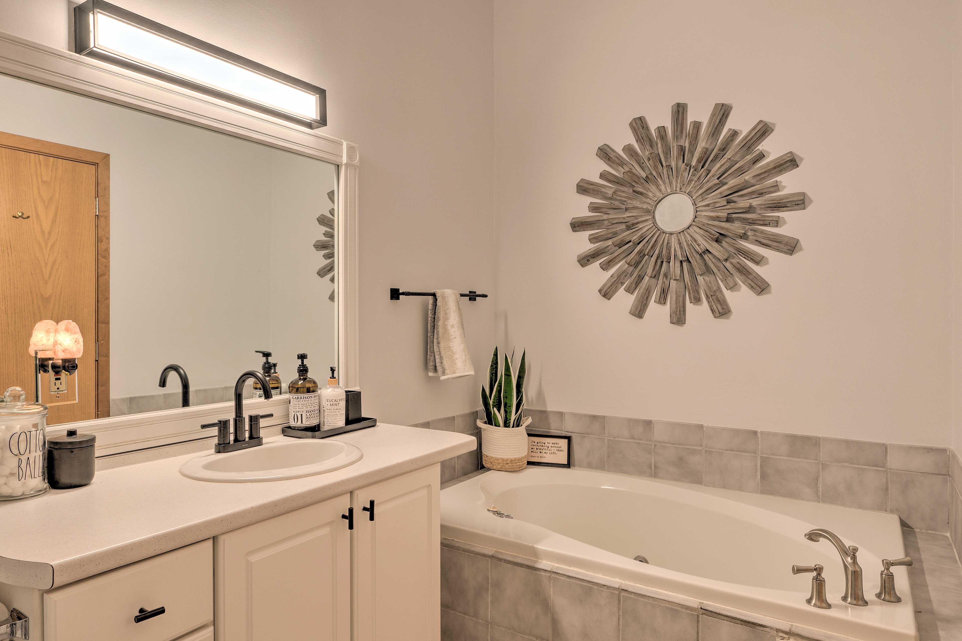 Full En-Suite Bathroom | Jetted Tub