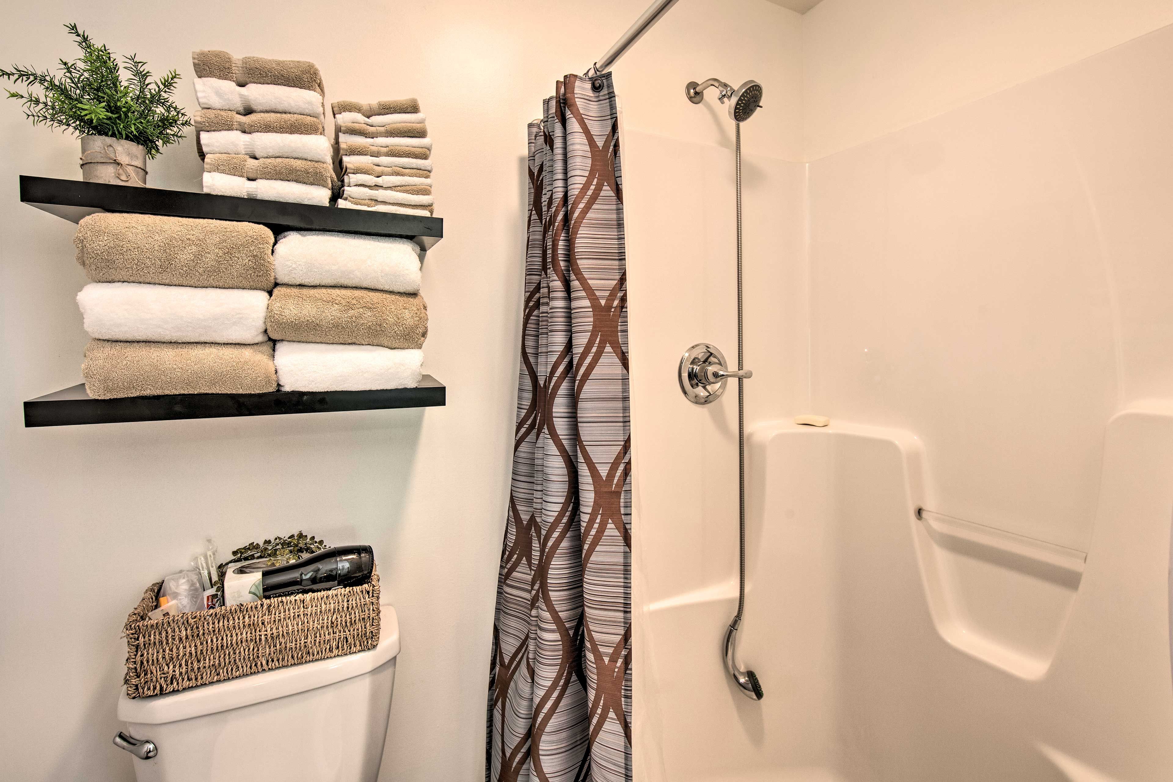 Full Bathroom | Towels Provided | Complimentary Toiletries