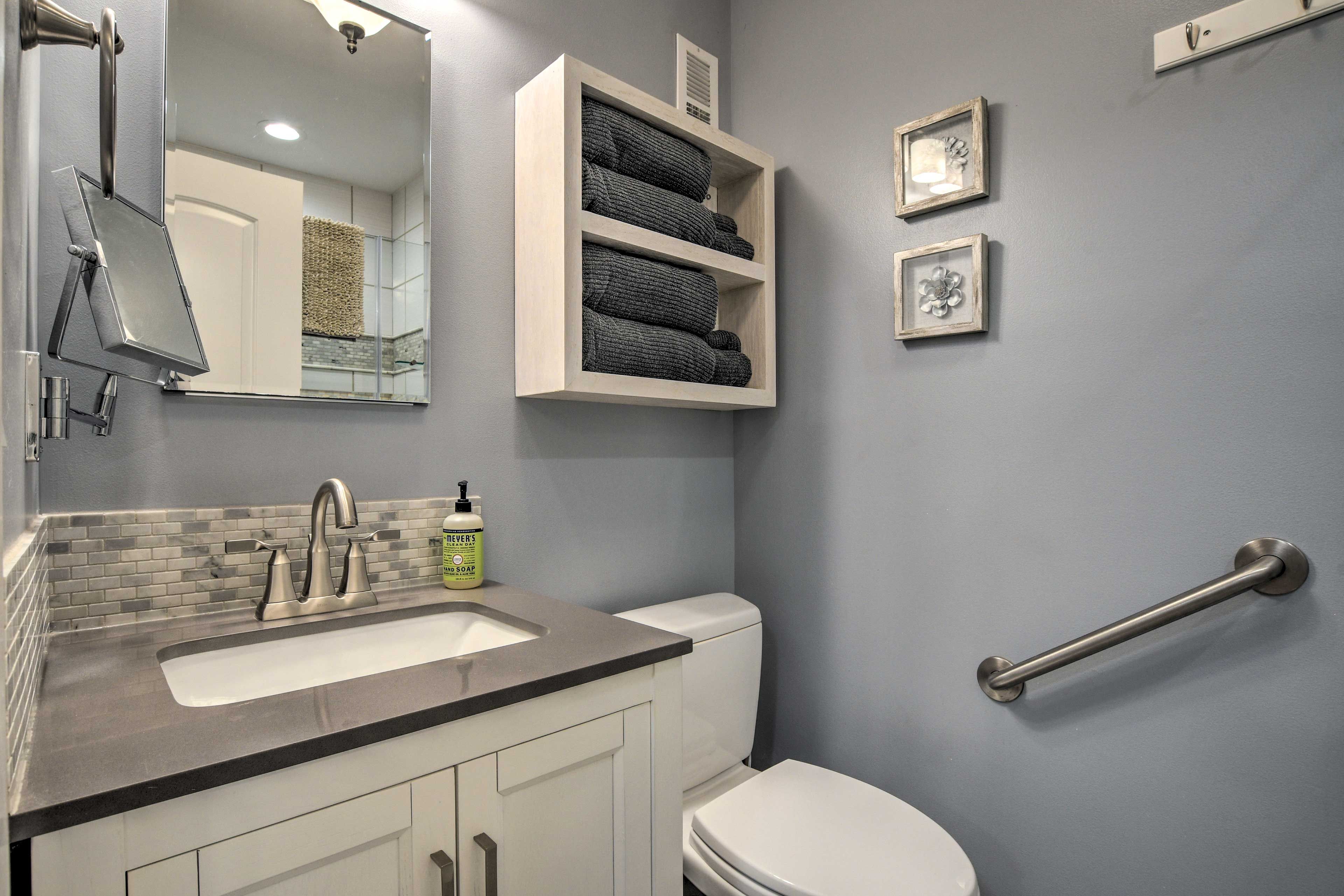 Full Bathroom | Linens & Towels | Complimentary Toiletries