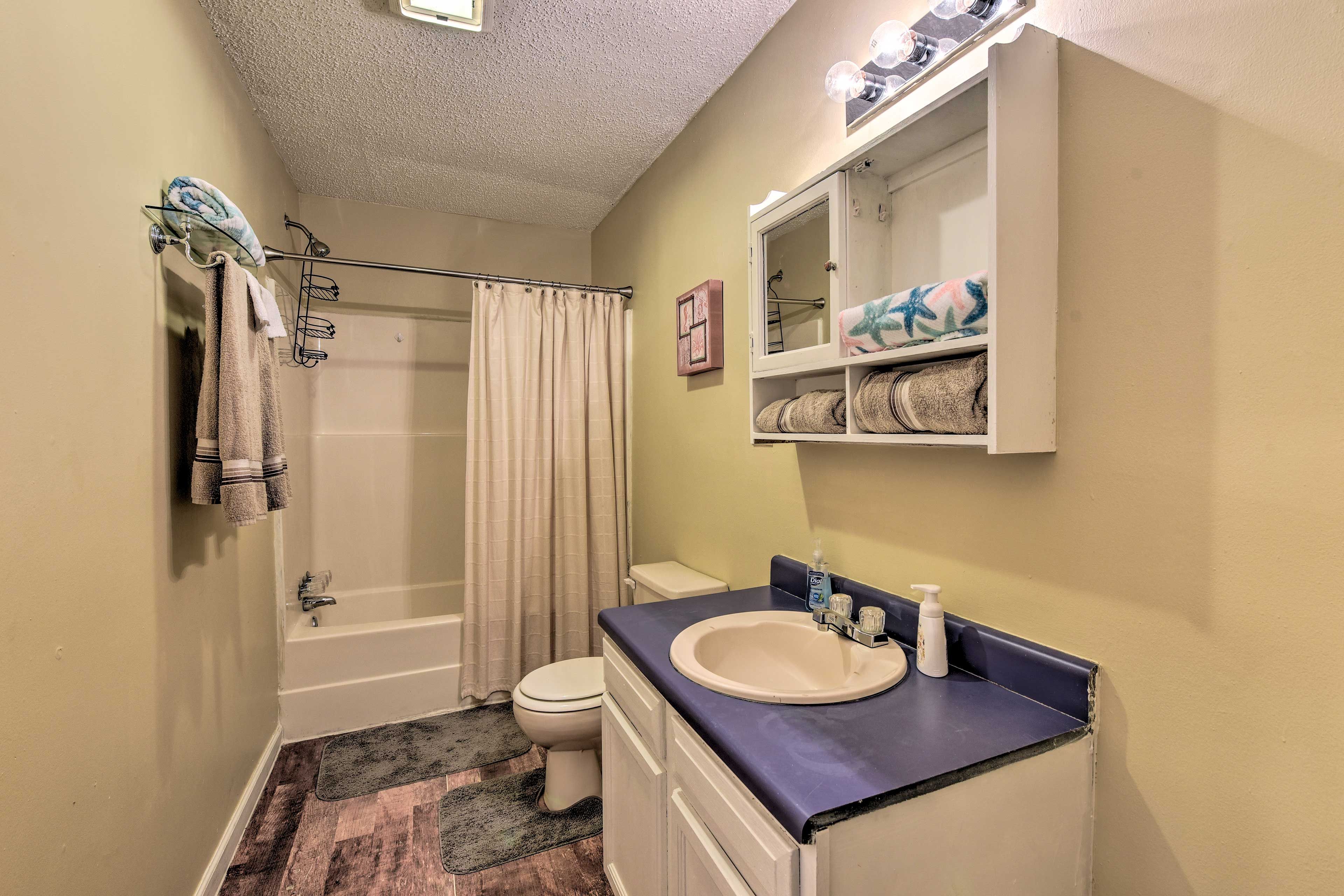 Full Bathroom | Complimentary Toiletries | Towels Provided
