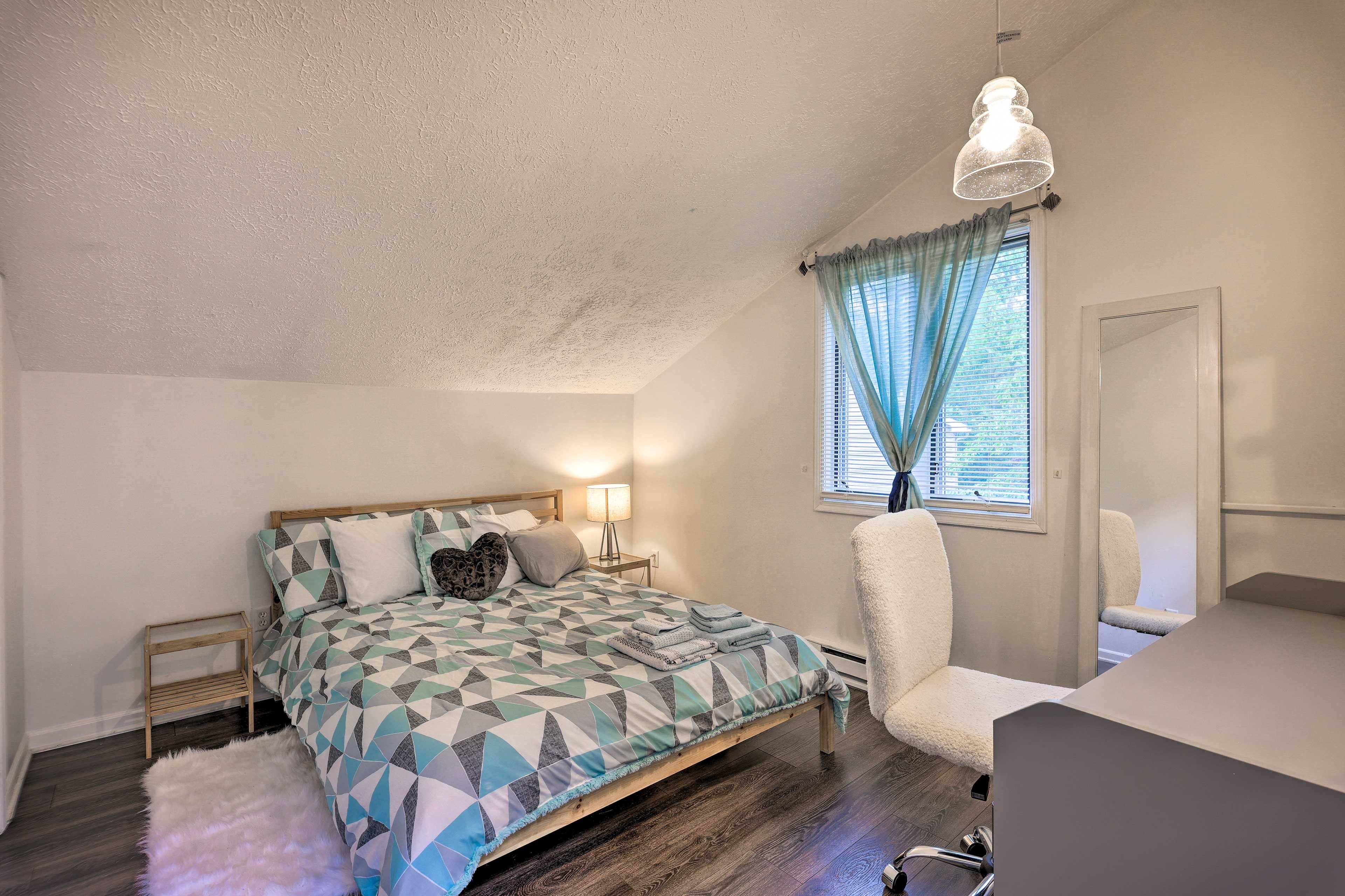 Bedroom 2 | 2nd Floor | Queen Bed
