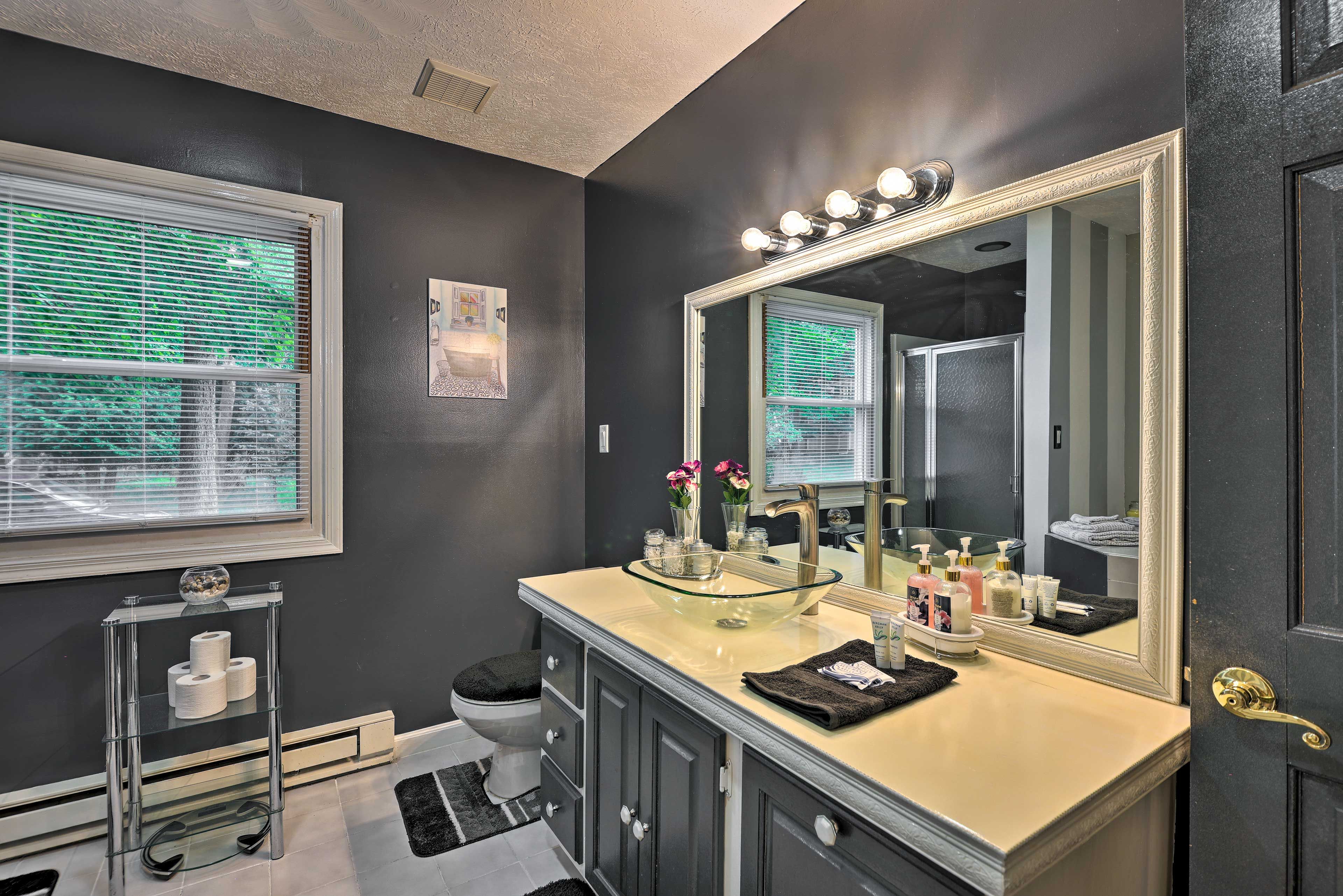 Bathroom | 1st Floor | Towels Provided | Complimentary Toiletries | Hair Dryer