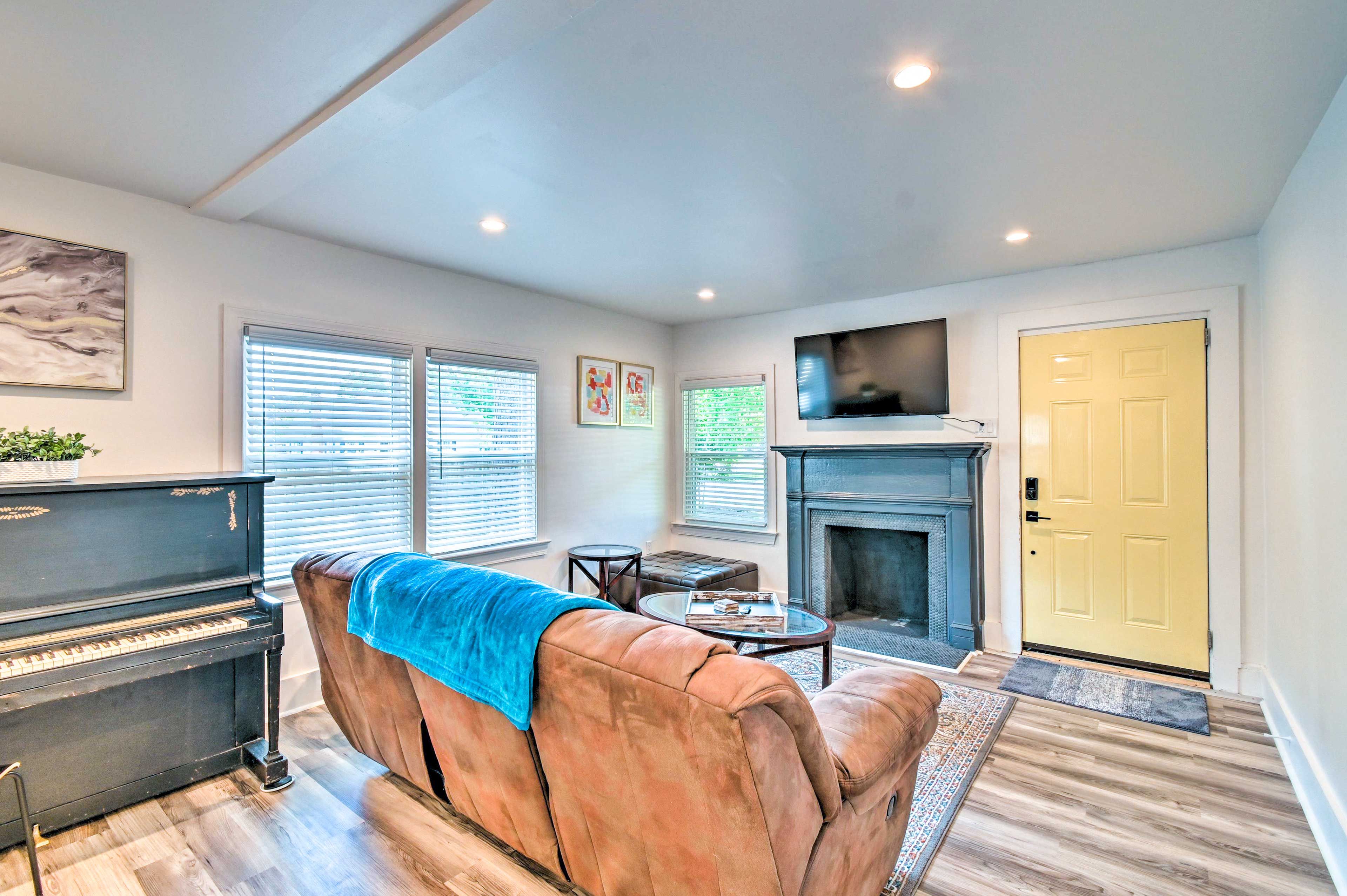Living Room | Decorative Fireplace | Smart TV | Free WiFi | Central A/C & Heat