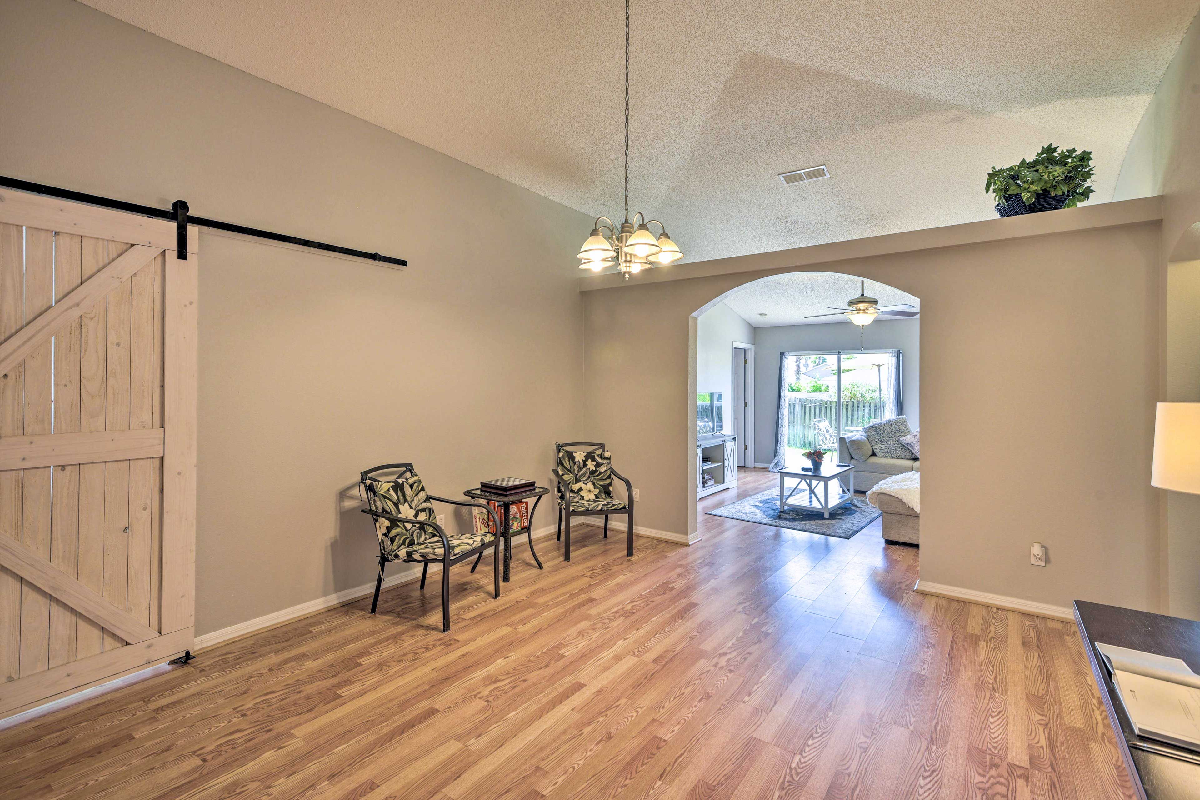 Entry Room | Central A/C & Heating | Free WiFi