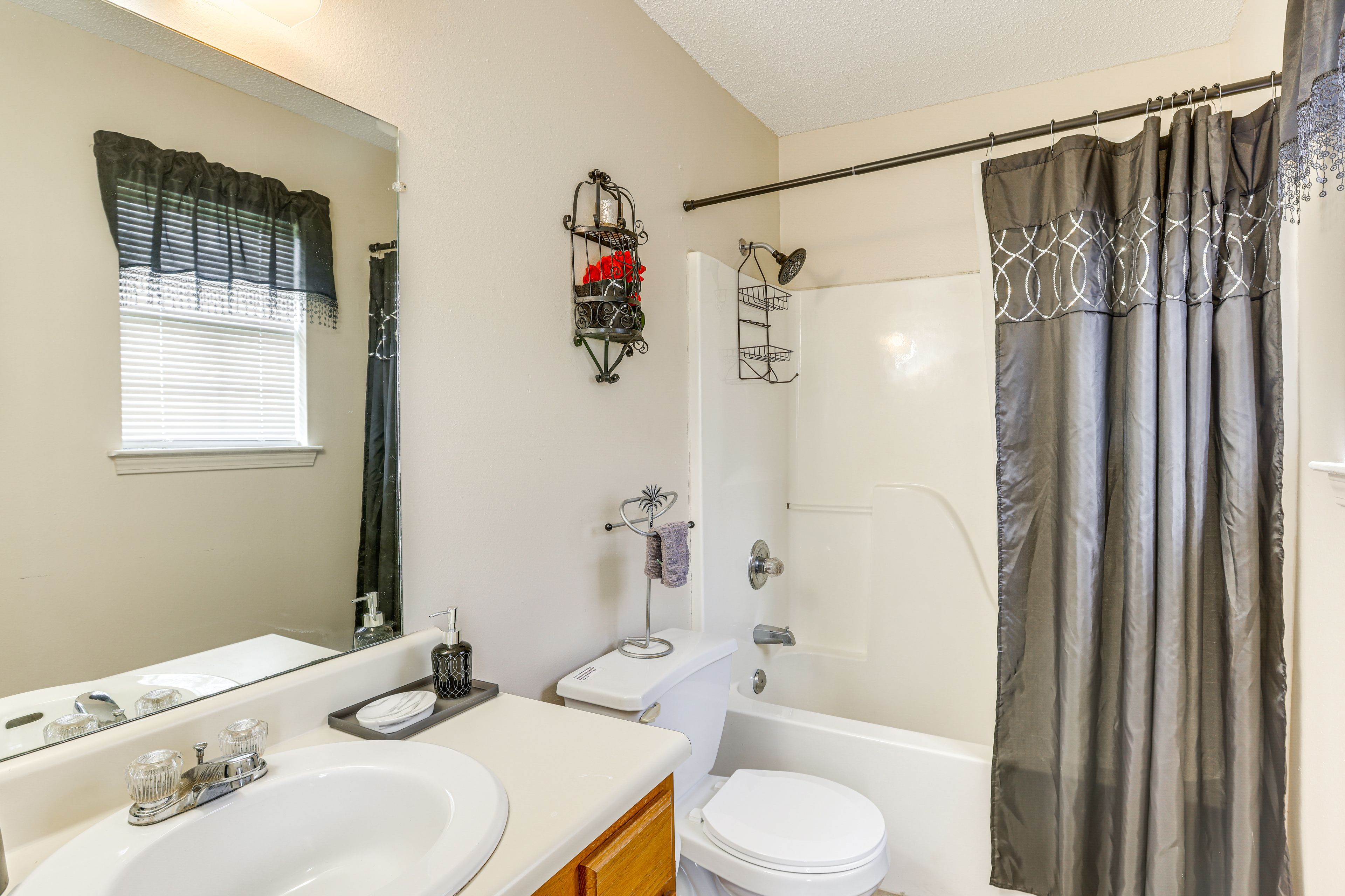 Full Bathroom | Towels Provided | Complimentary Toiletries