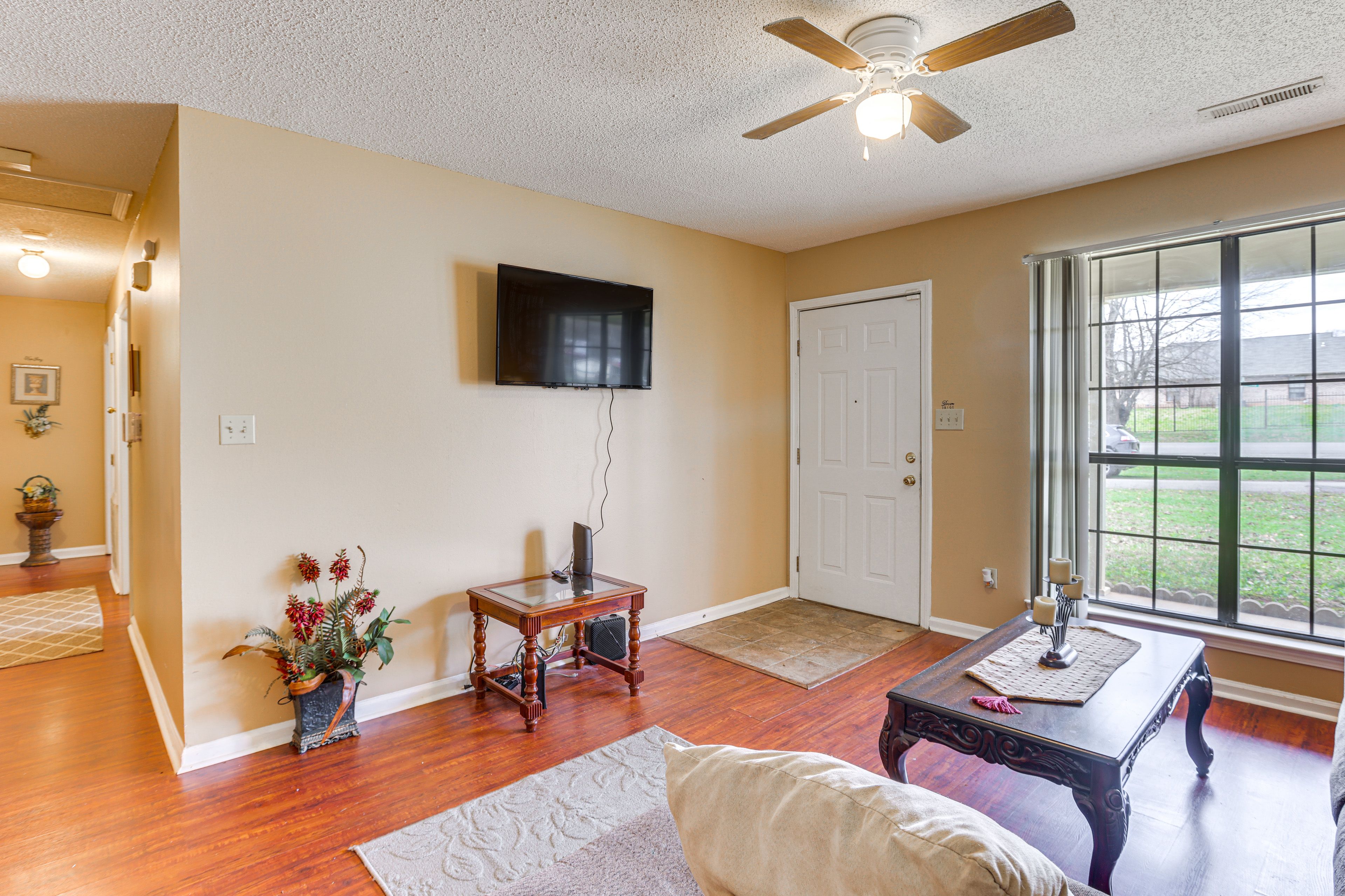Living Room | Free WiFi | Smart TV