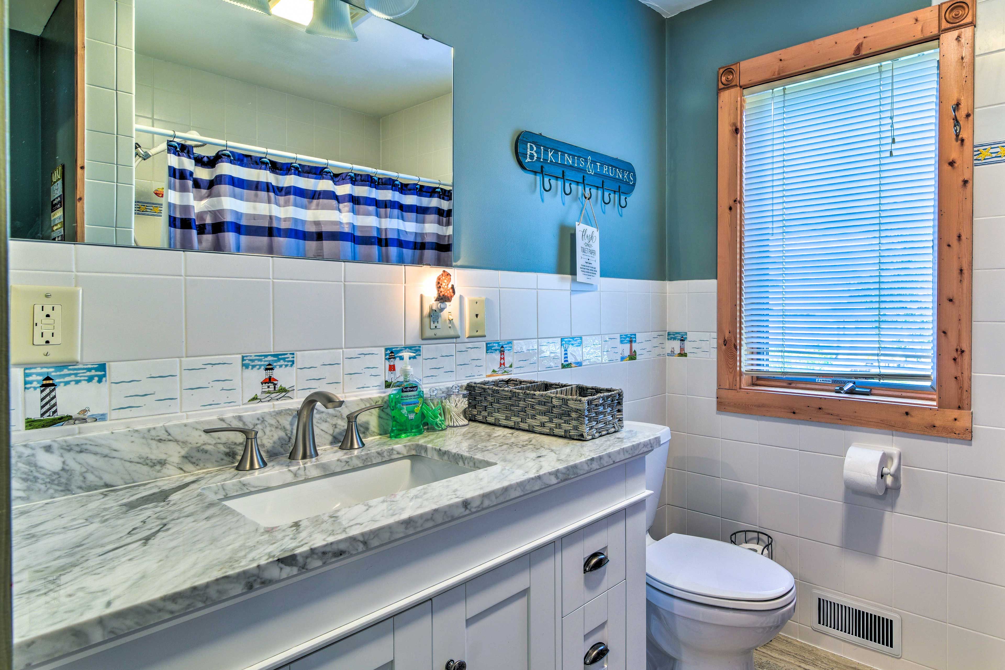 Full Bathroom | 1st Floor | Complimentary Toiletries | Towels Provided
