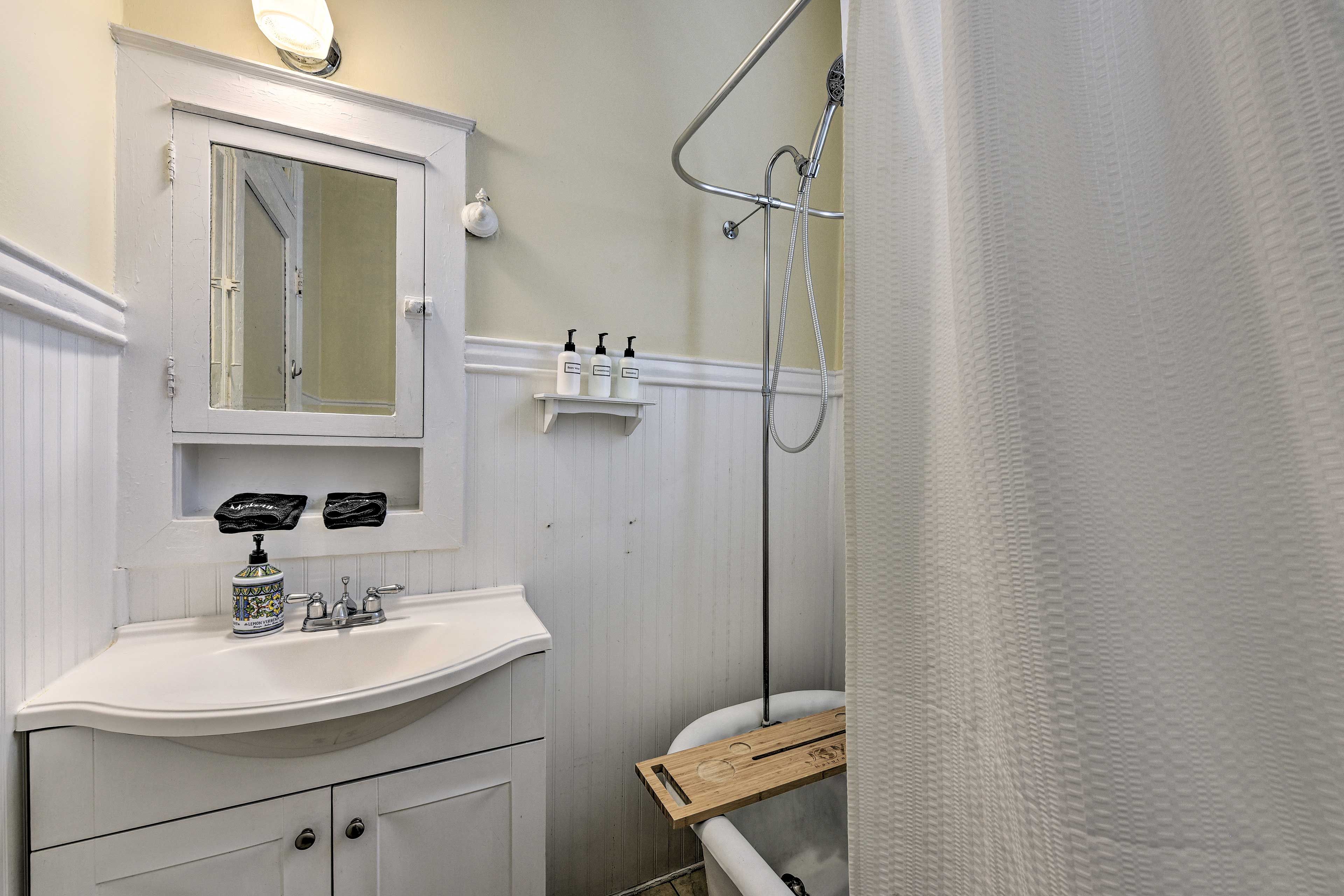 Full Bathroom | Towels Provided