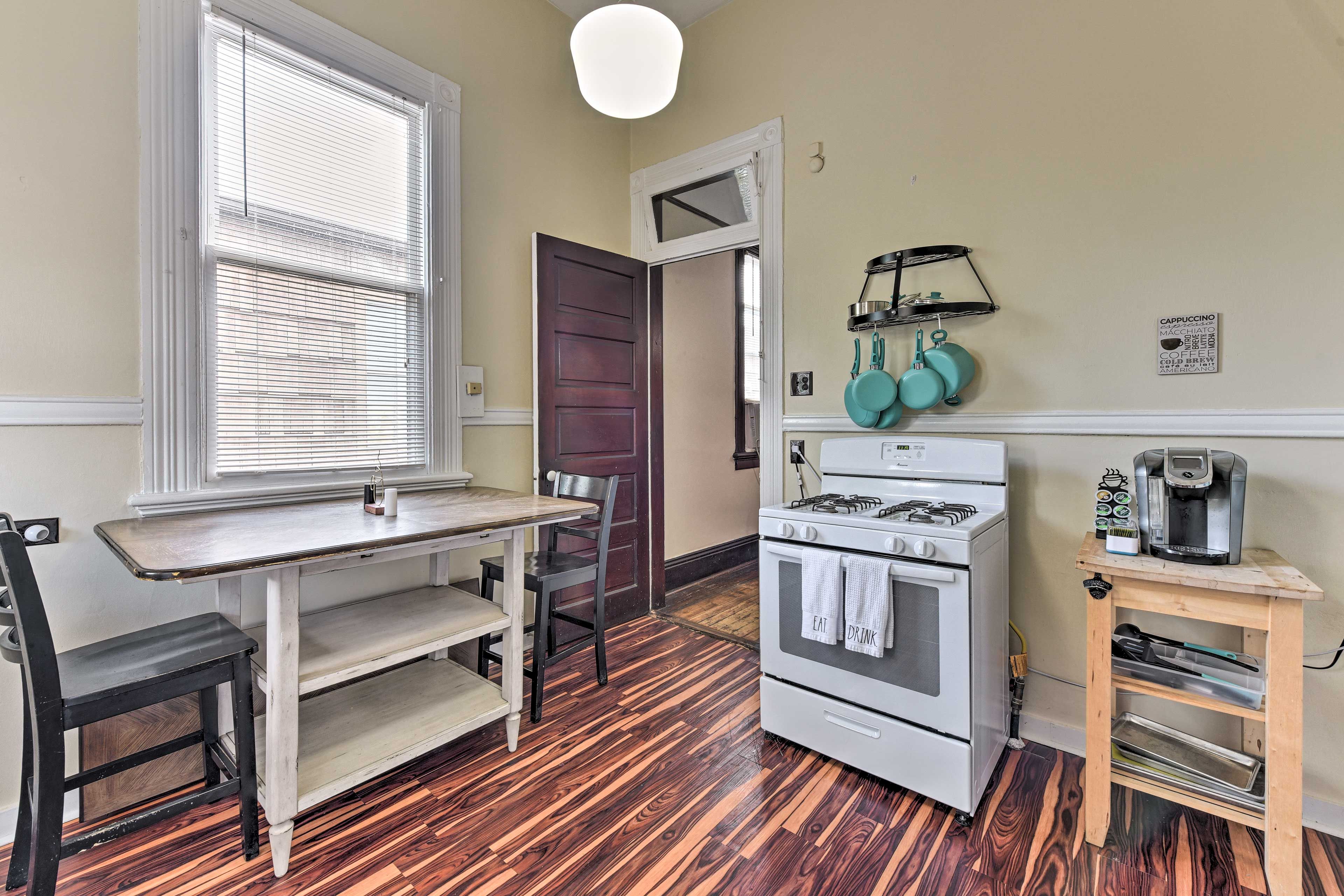 Dining Area | Dishware & Flatware Provided