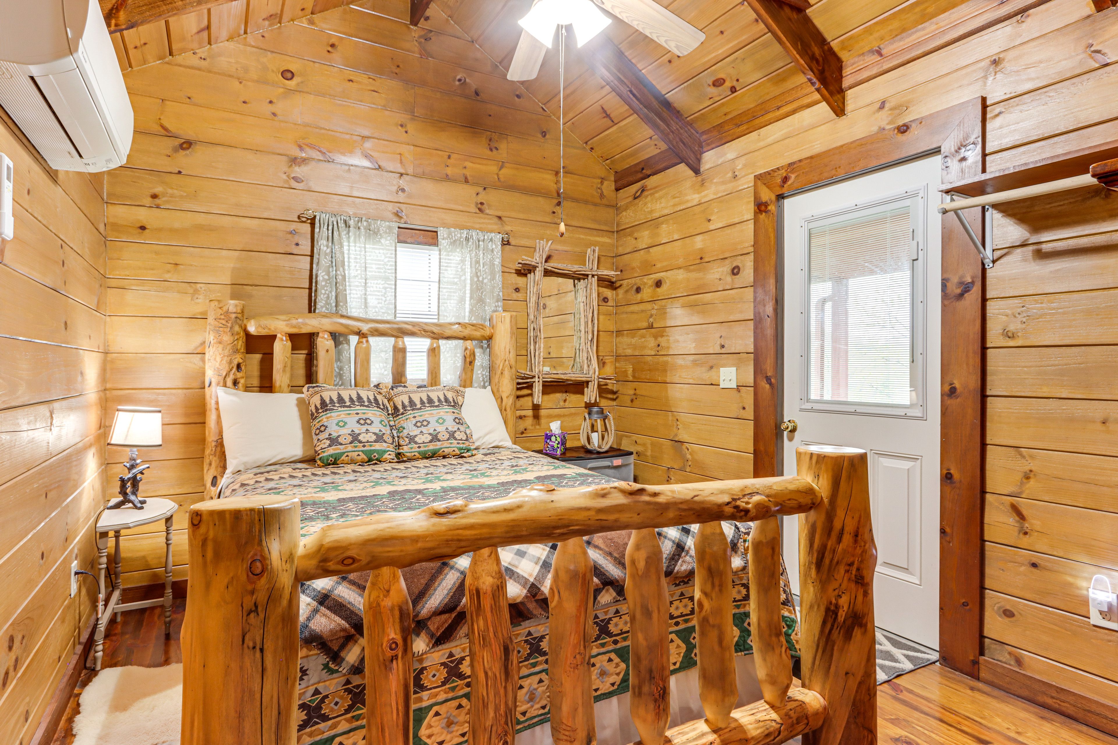Bedroom | Queen Bed