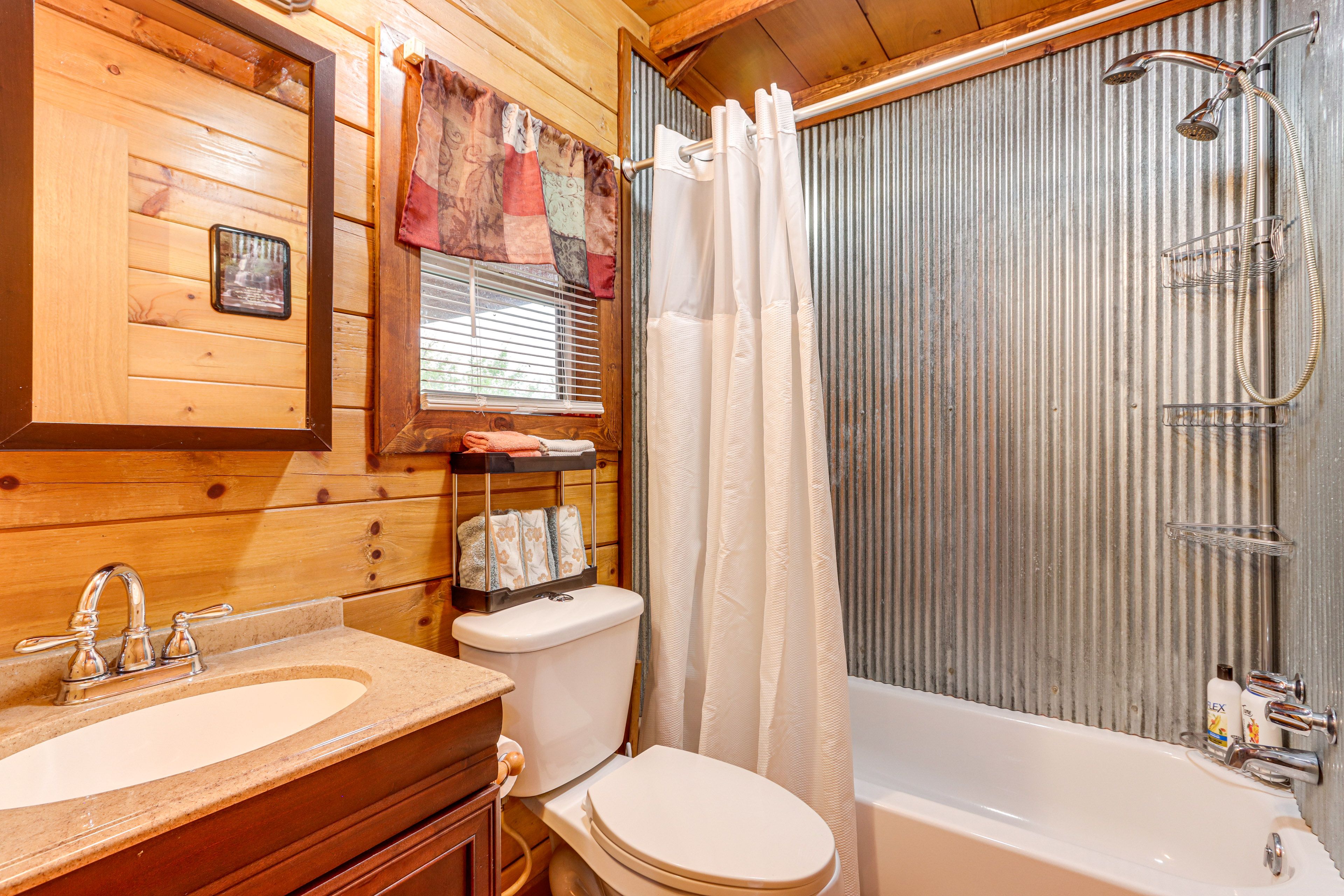 Full Bathroom | Complimentary Toiletries | Towels Provided