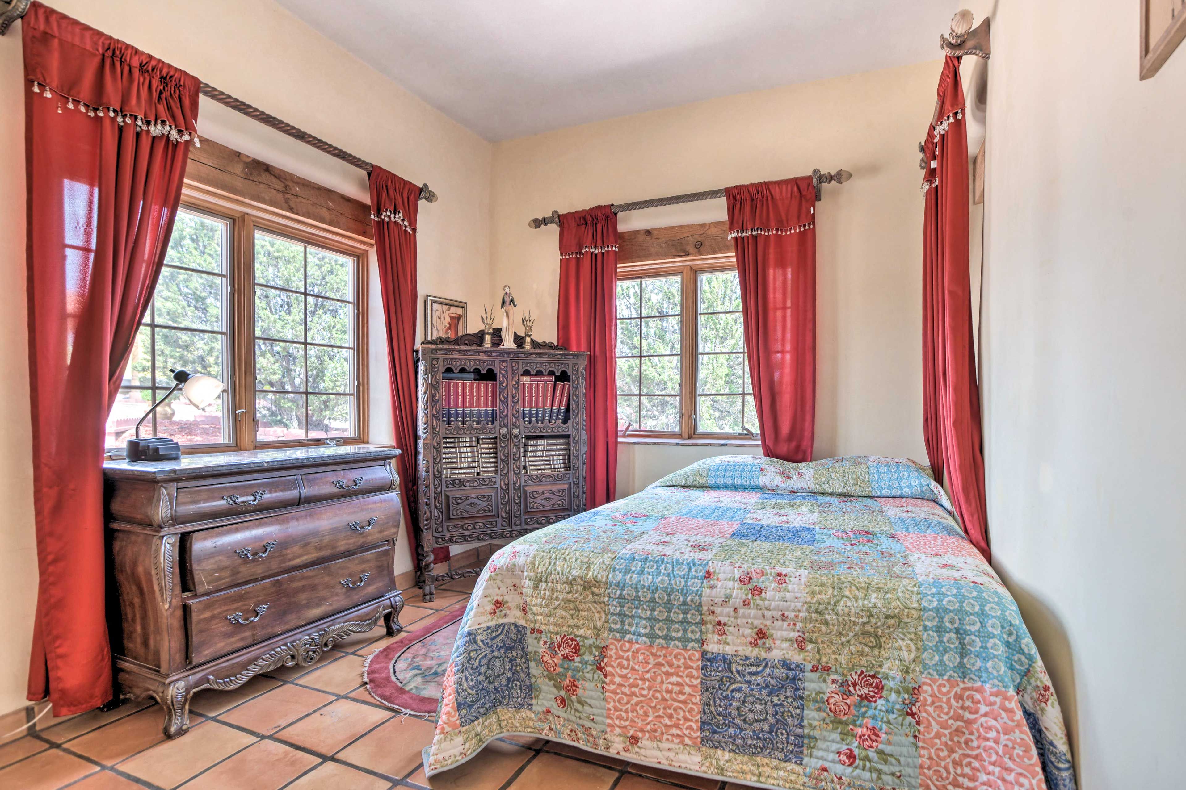 Bedroom 3 | Queen Bed