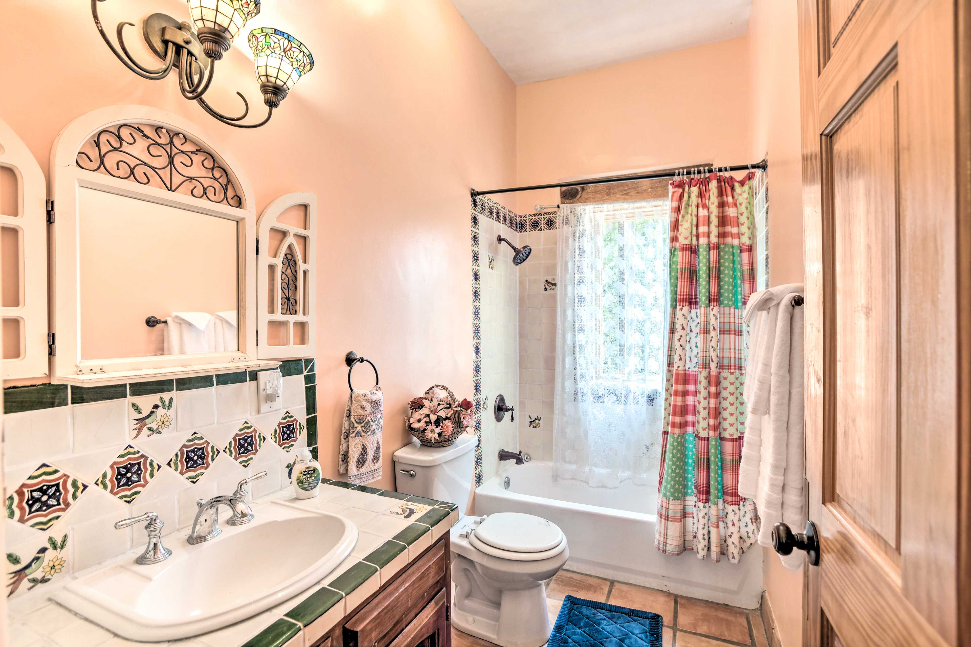 Full Bathroom | Towels Provided | Complimentary Toiletries