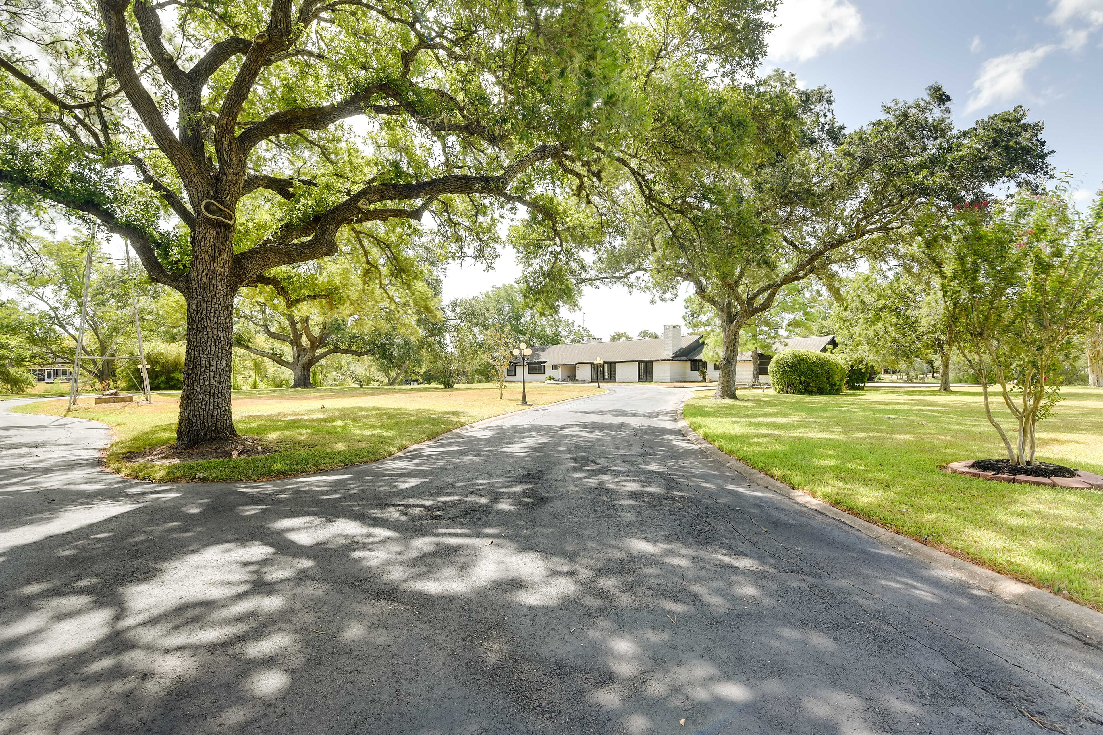 Parking | Driveway (10 Vehicles) | RV/Trailer Parking
