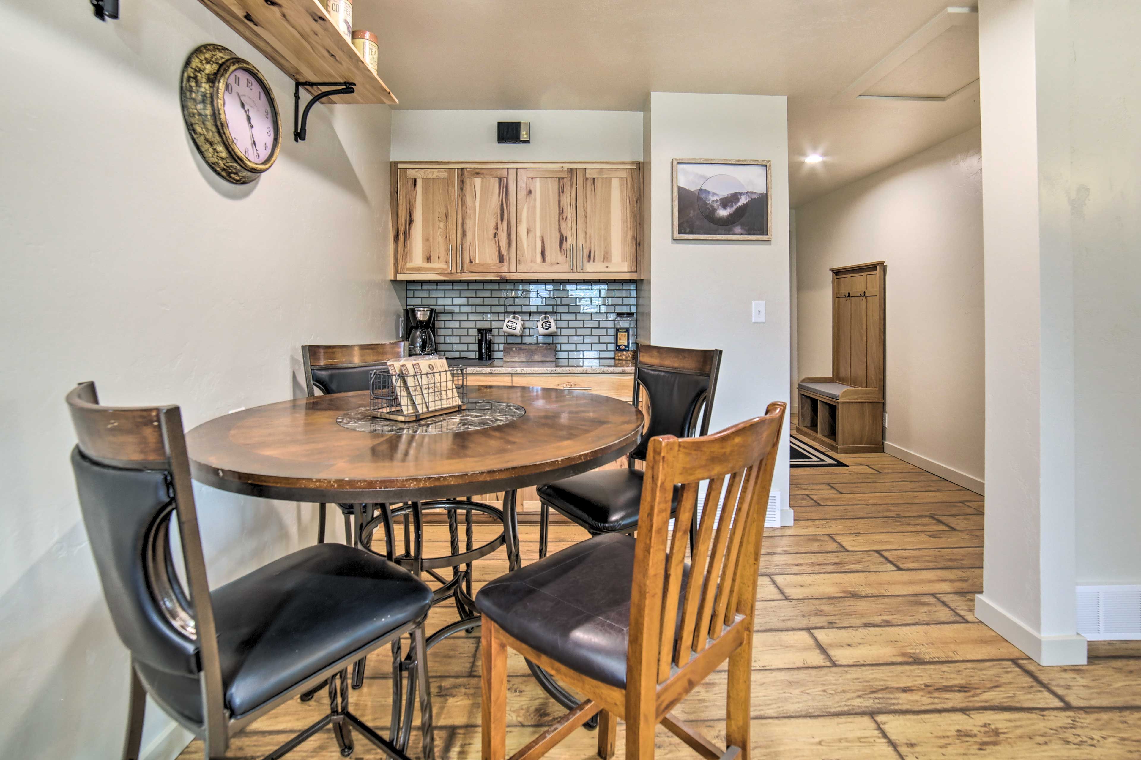 Dining Area | Dishware/Flatware Provided