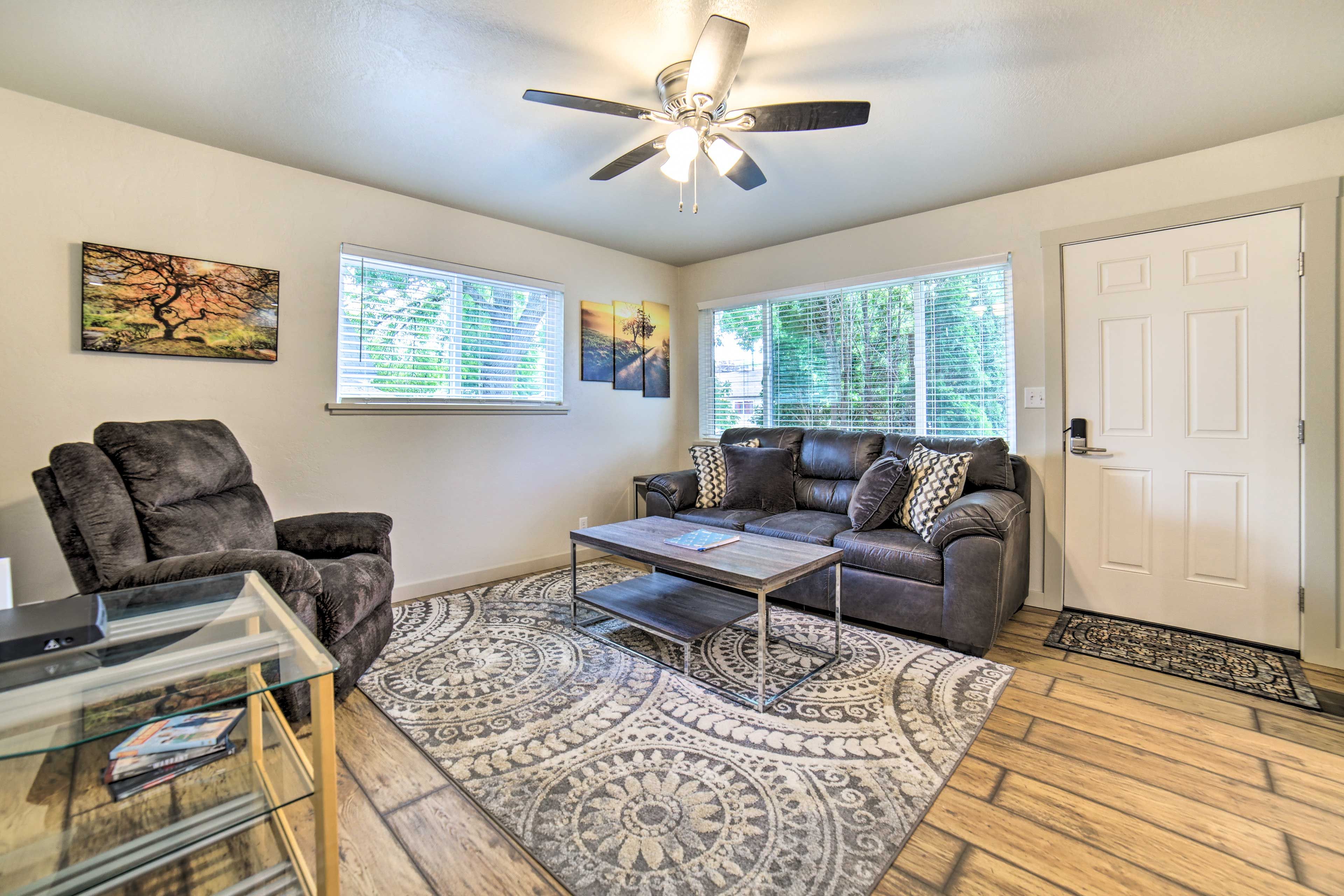 Living Room | Sleeper Sofa | Free WiFi | Central A/C
