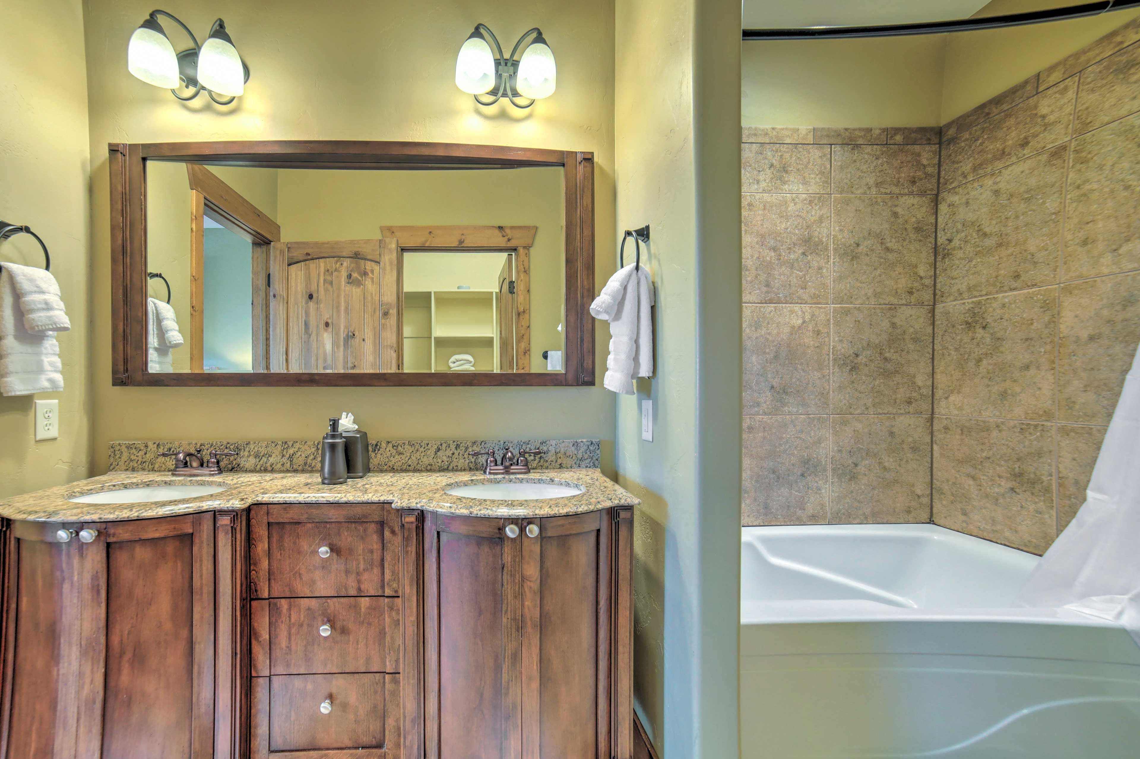 Full Bathroom | Towels Provided | Complimentary Toiletries