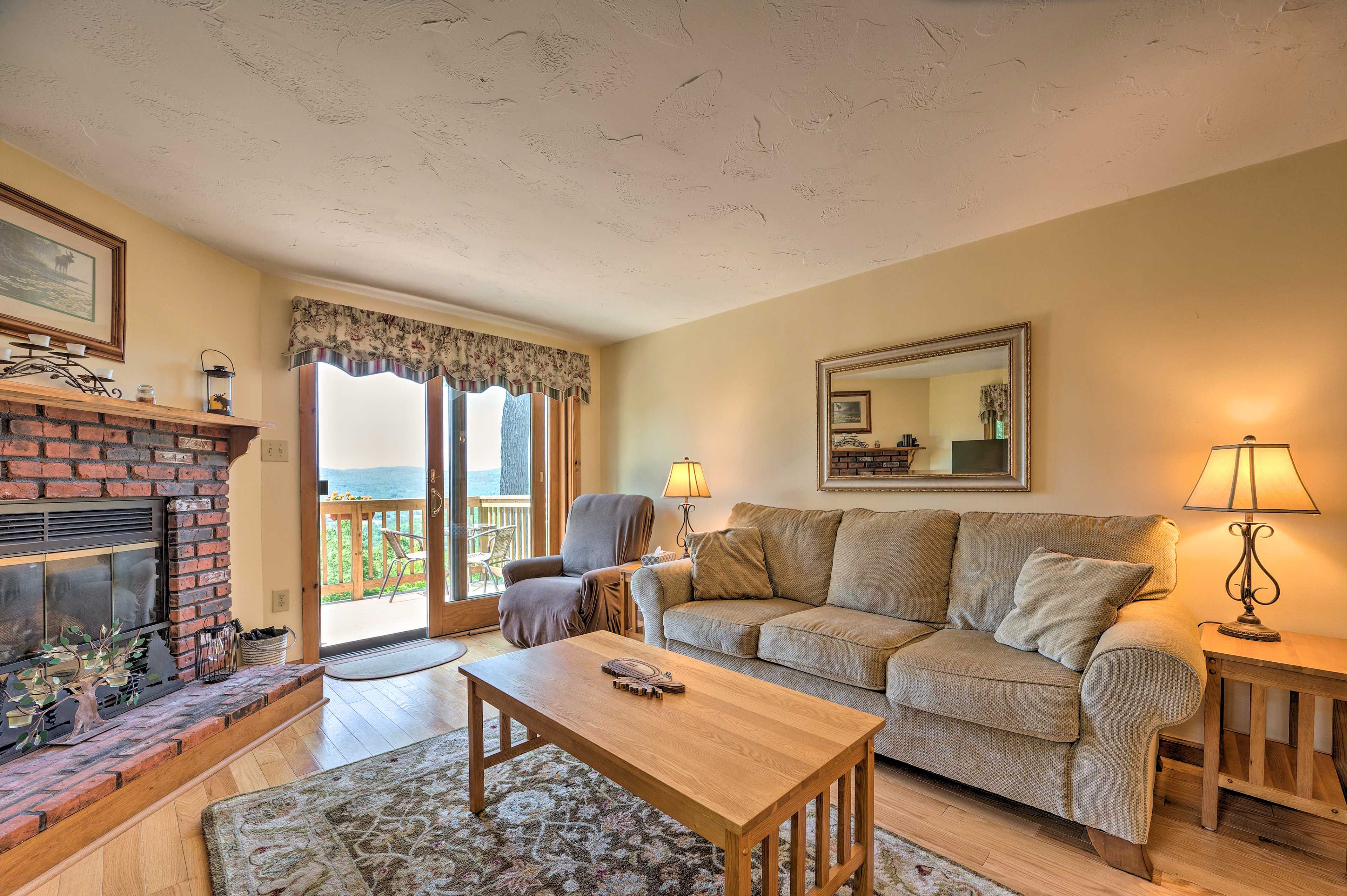 Living Room | Free WiFi | Fireplace | Smart TV