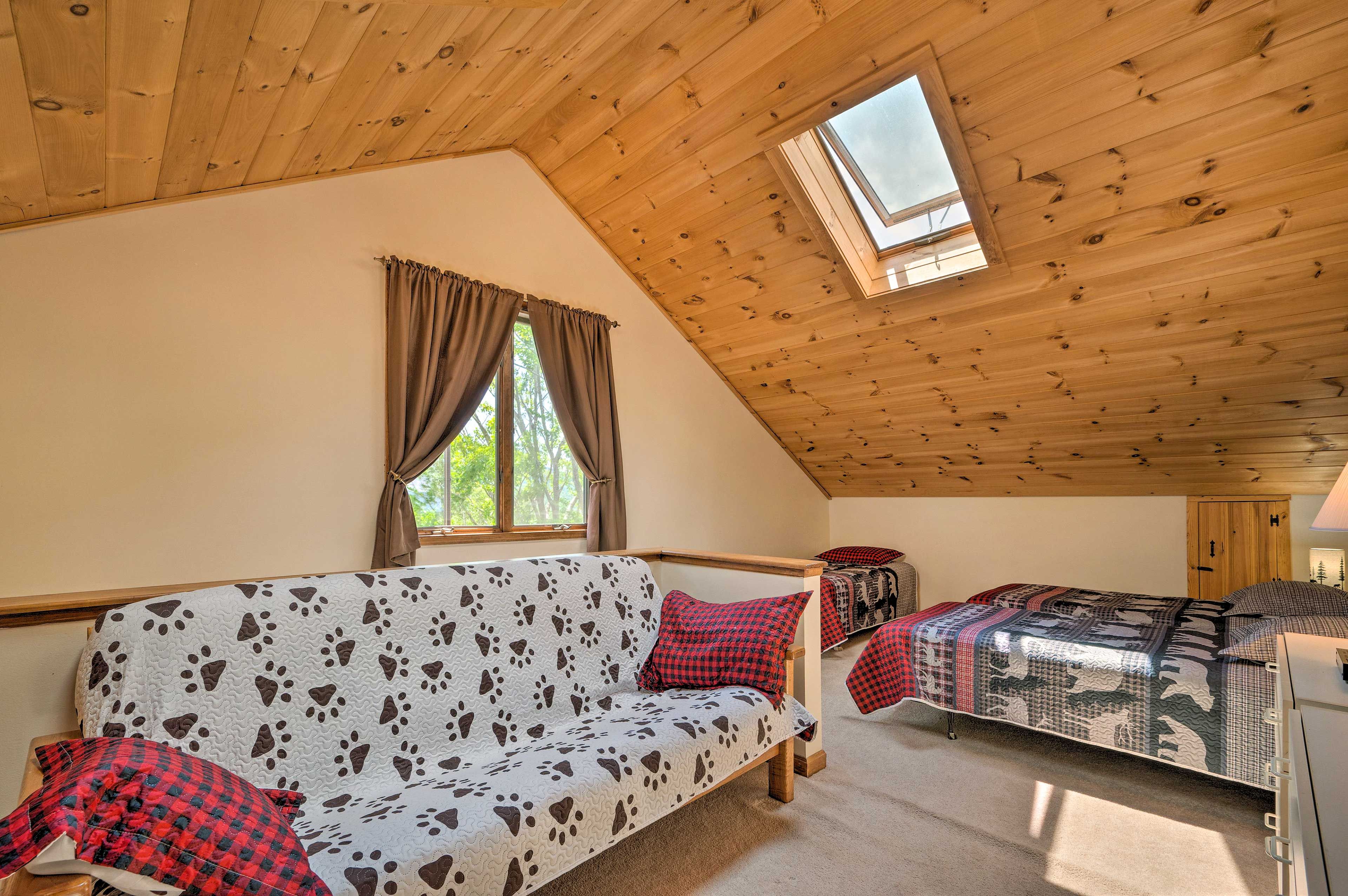 Loft | Full Bed | 3 Twin Beds | Full Futon