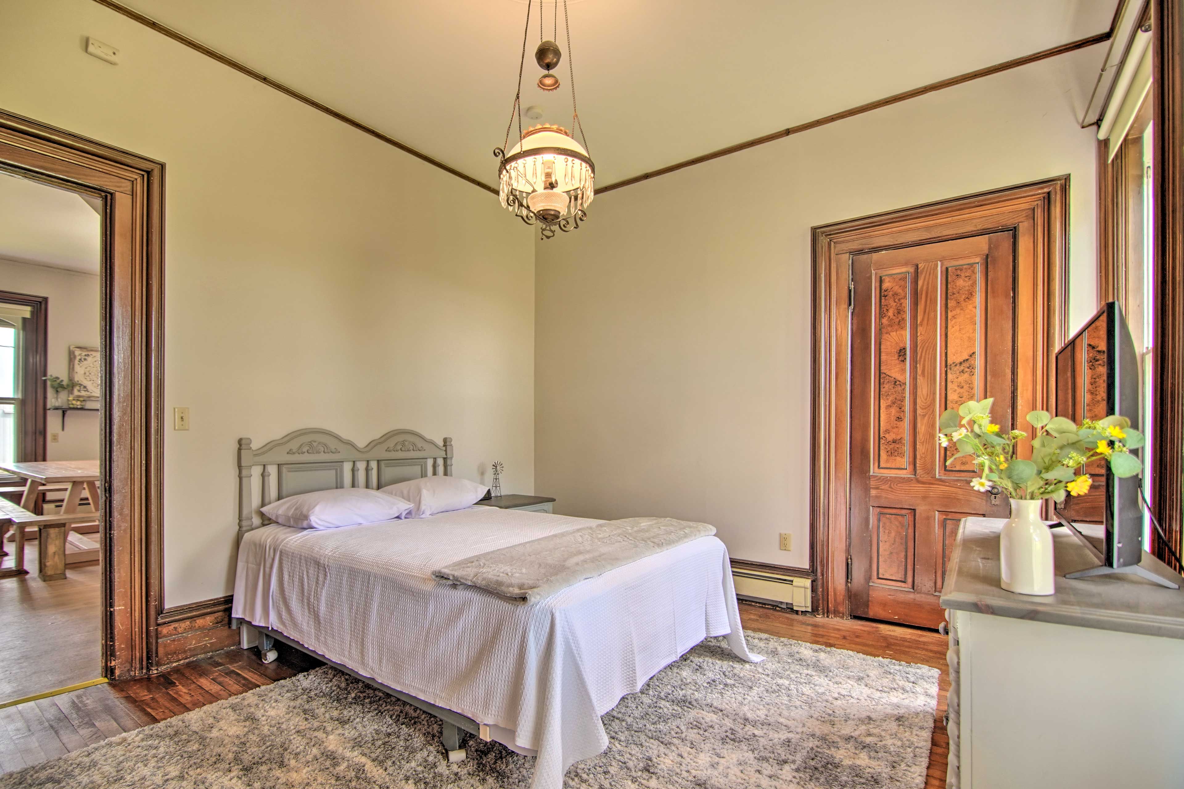 Bedroom 2 | Queen Bed | 1st Floor | Flat-Screen TV