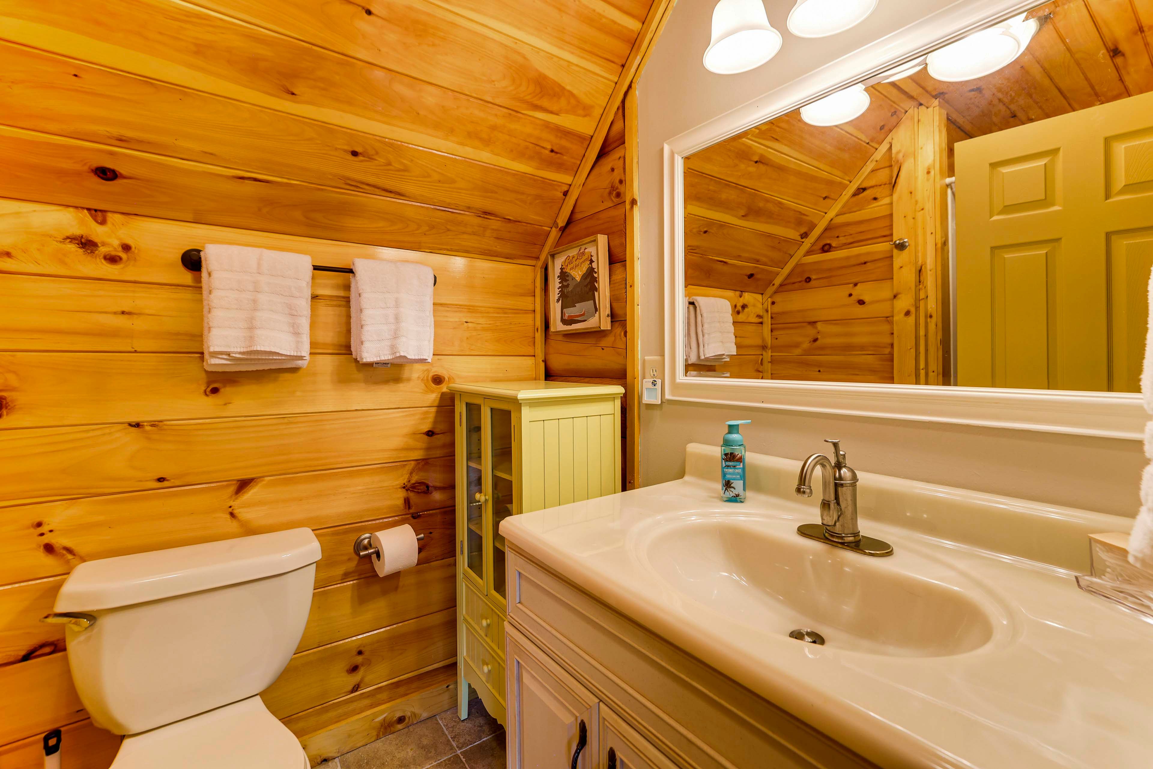 Full Bathroom | Upper Level | Access via Bedroom 2