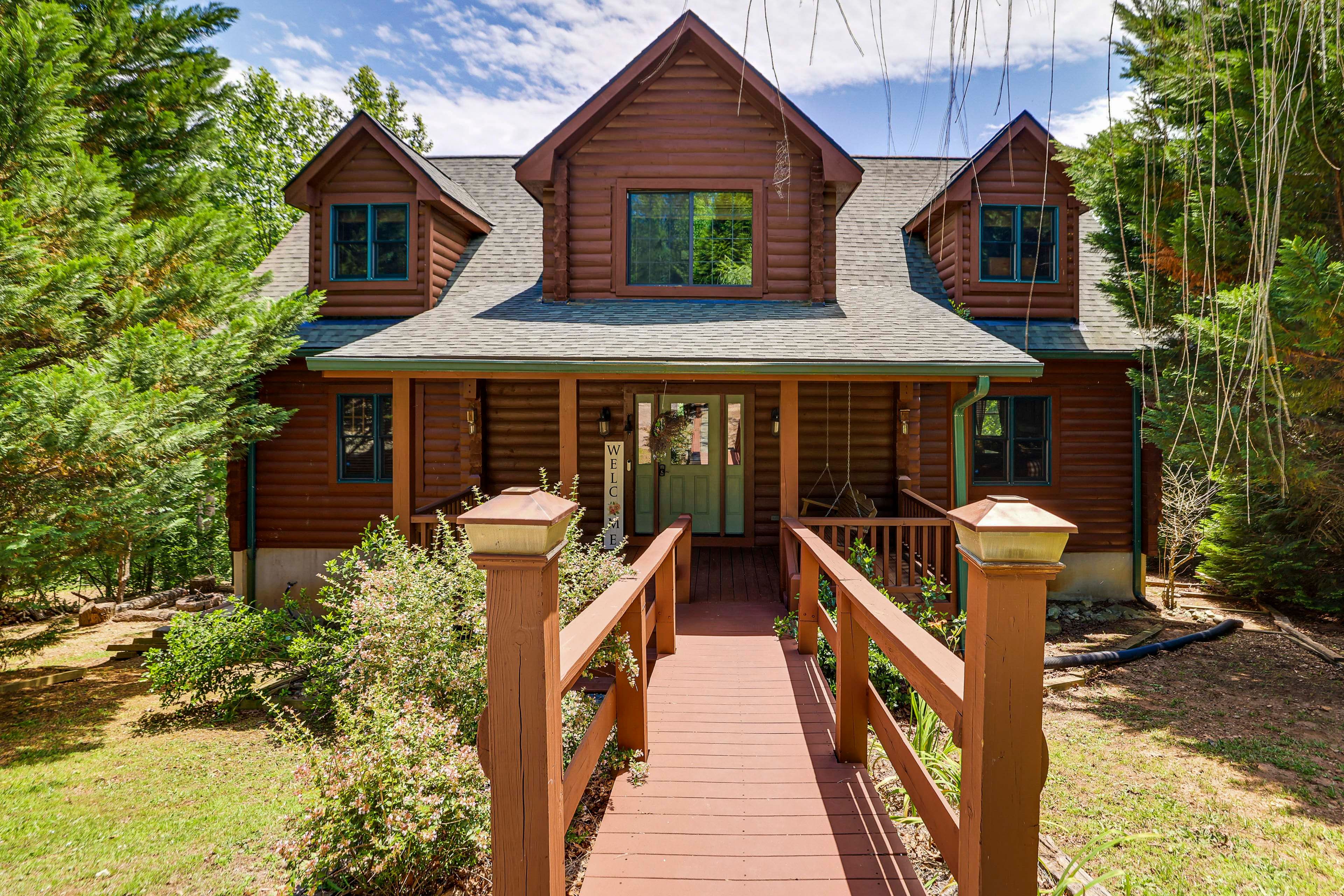 Cabin Exterior | Parking | Steep Driveway (4 Vehicles)