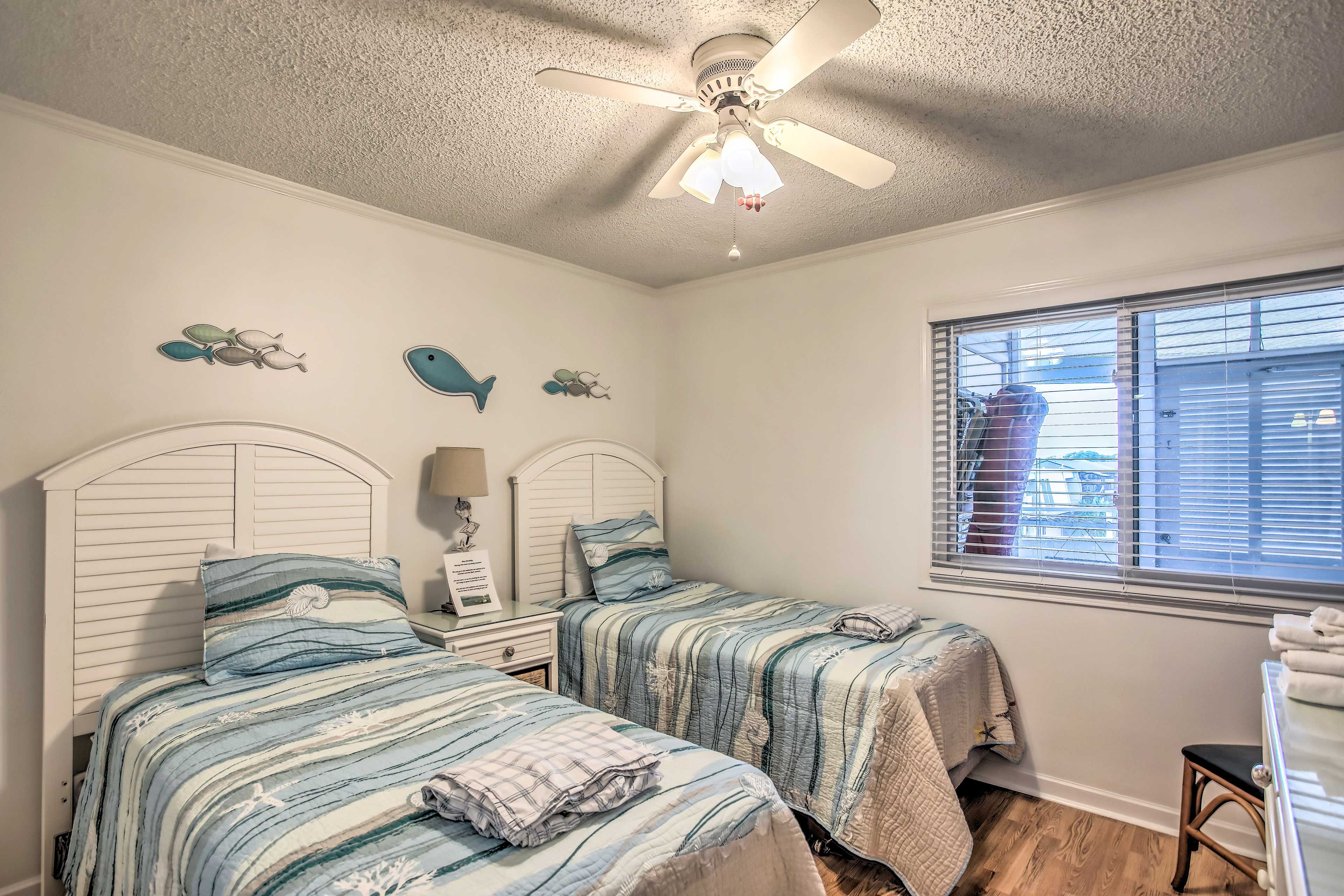 Bedroom 3 | 2 Twin Beds | Smart TV