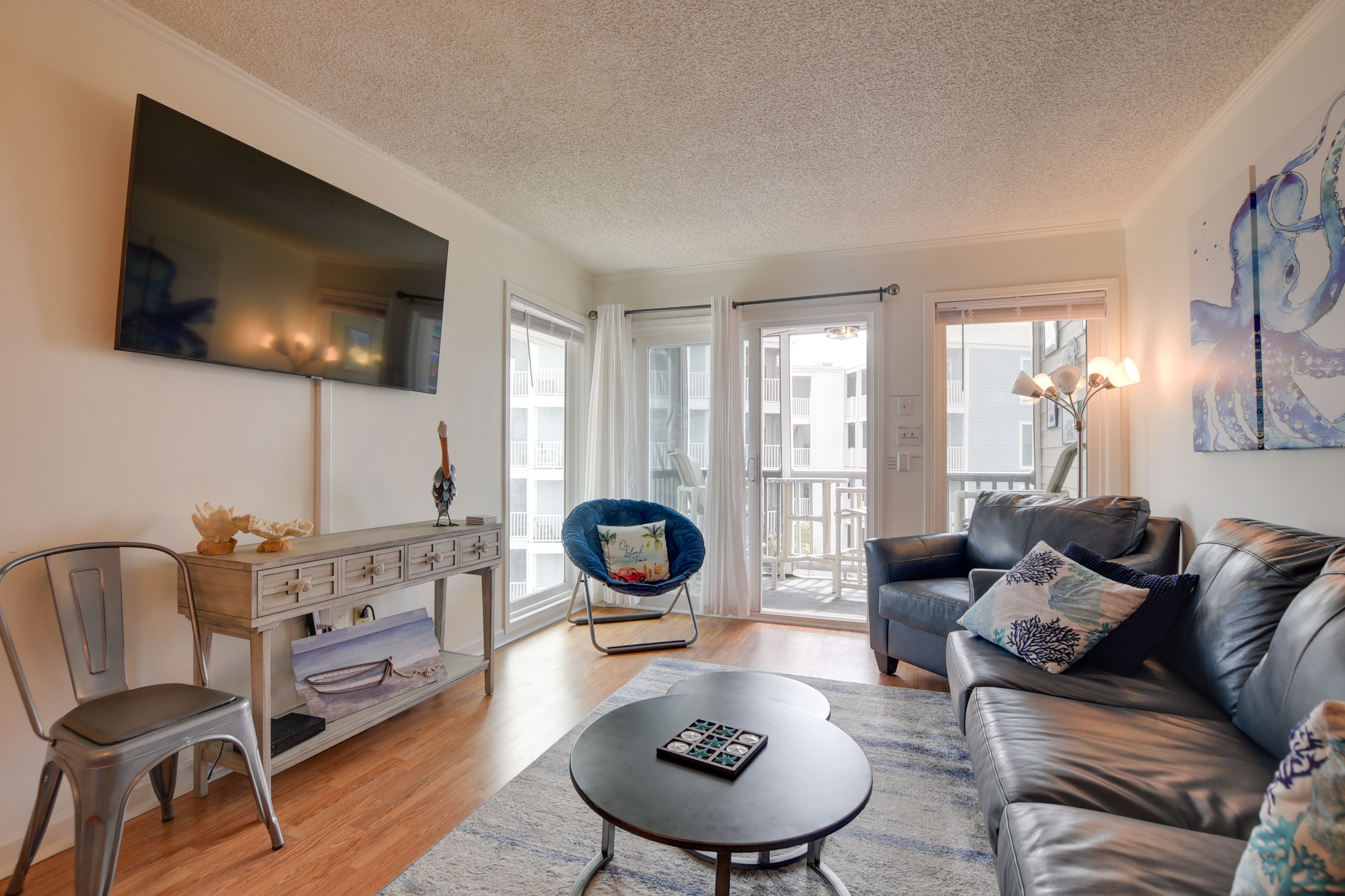 Living Room | Smart TV | Free WiFi | Central Heating & A/C