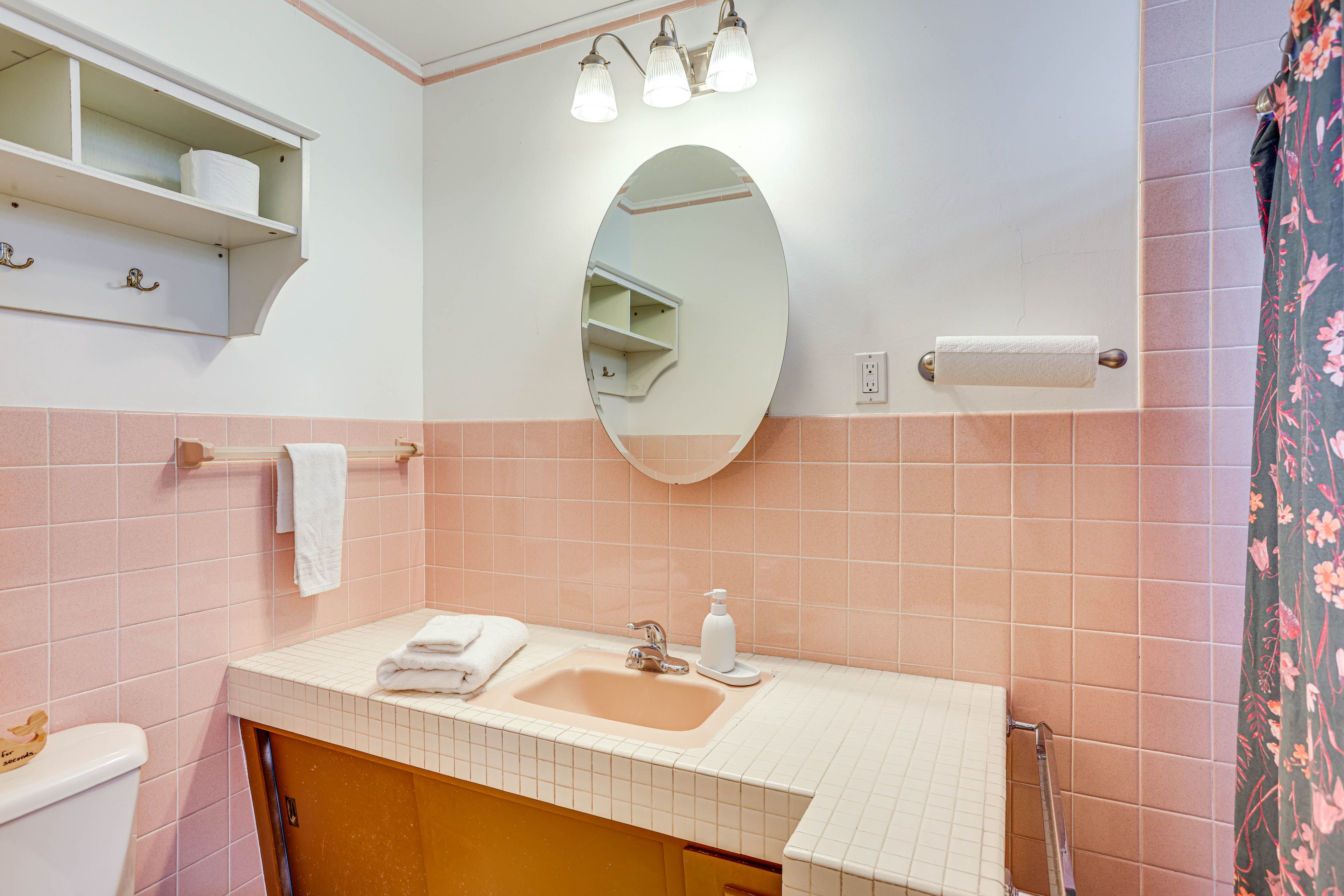 Full Bathroom | Main Floor | Complimentary Toiletries