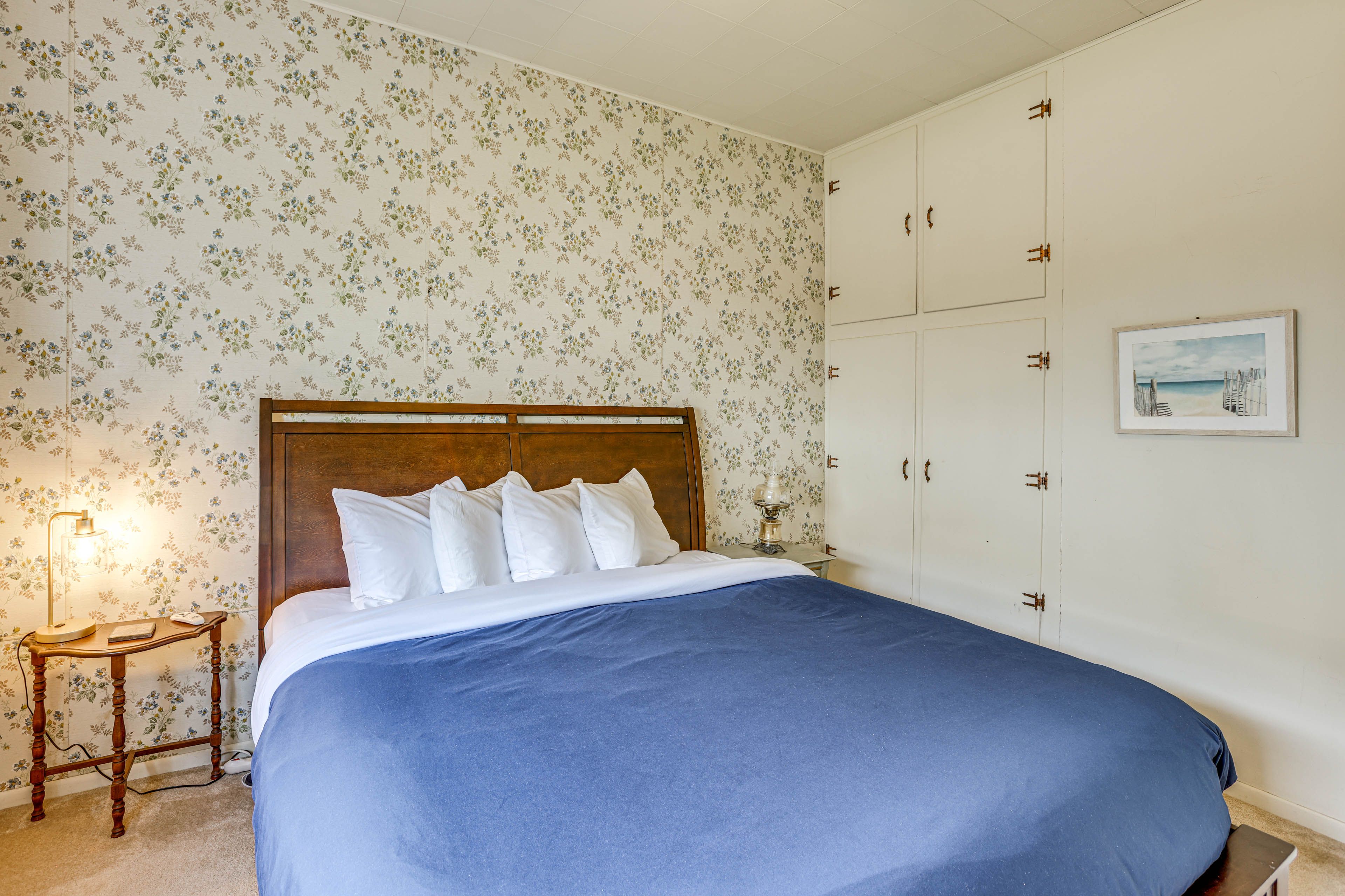 Bedroom 1 | King Bed | Main Floor | Linens & Towels