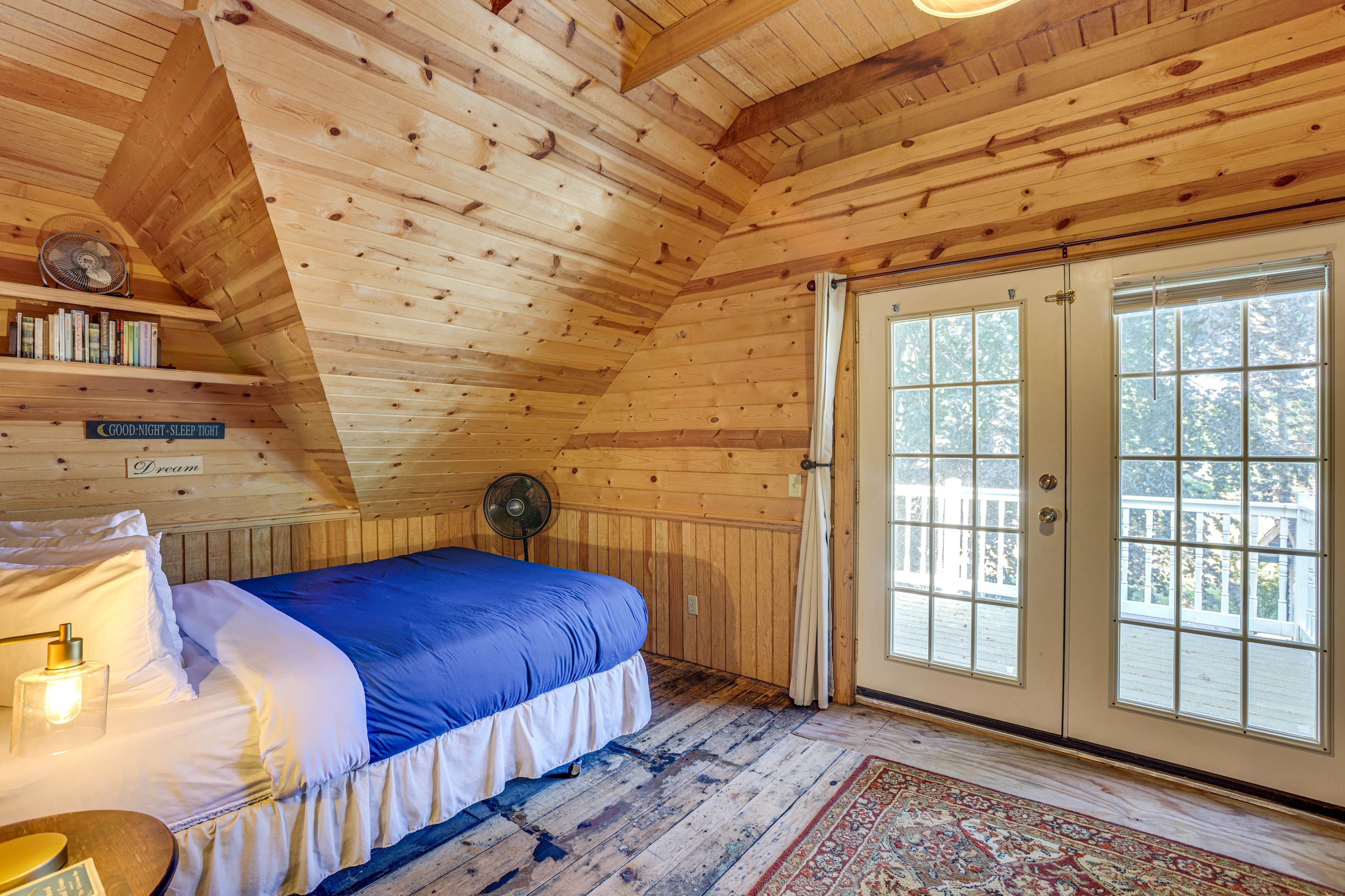 Bedroom 2 | Queen Bed | Twin Bed | Top Floor | En-Suite Bathroom