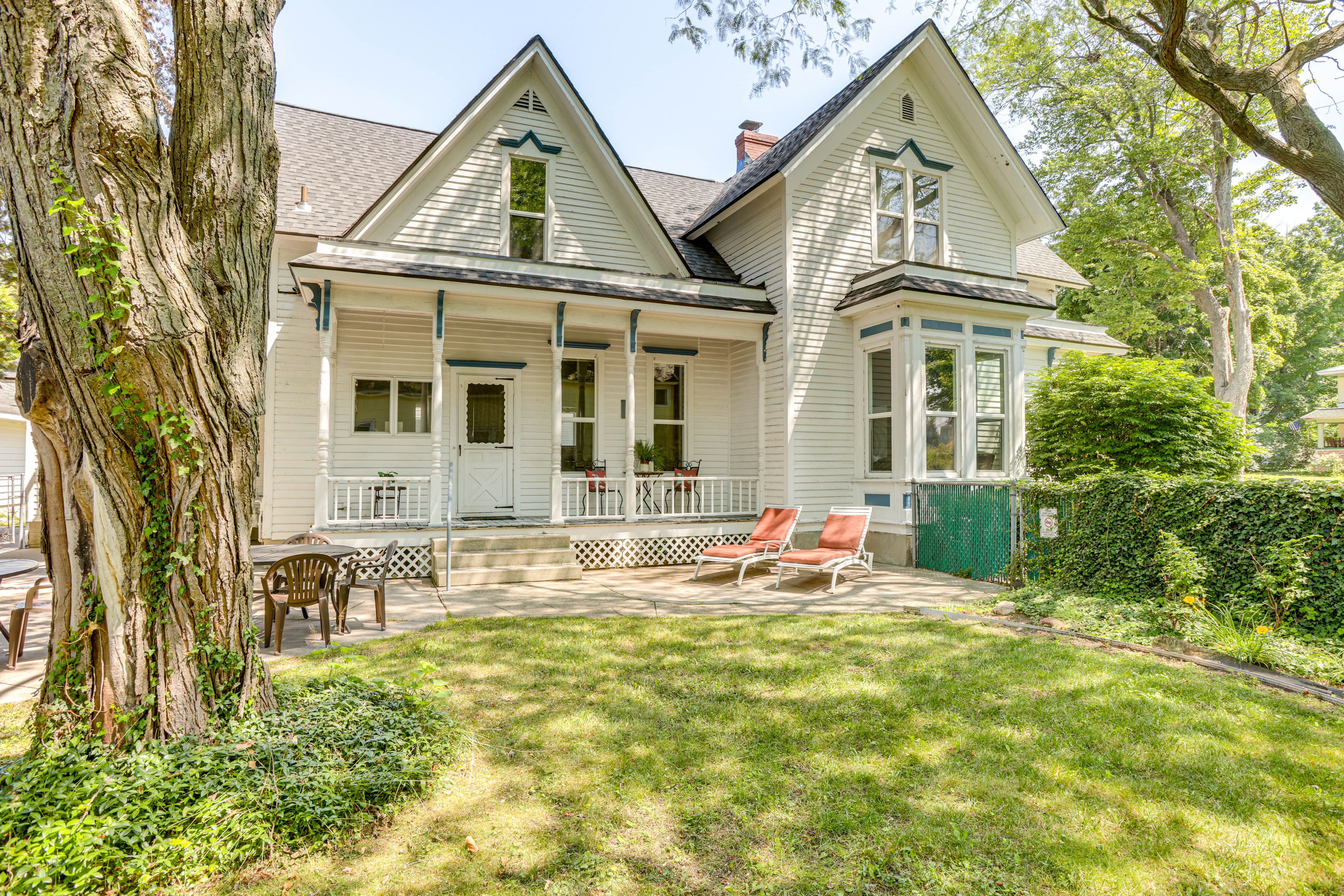 Fenced Backyard | Fire Pit | Stove Oven