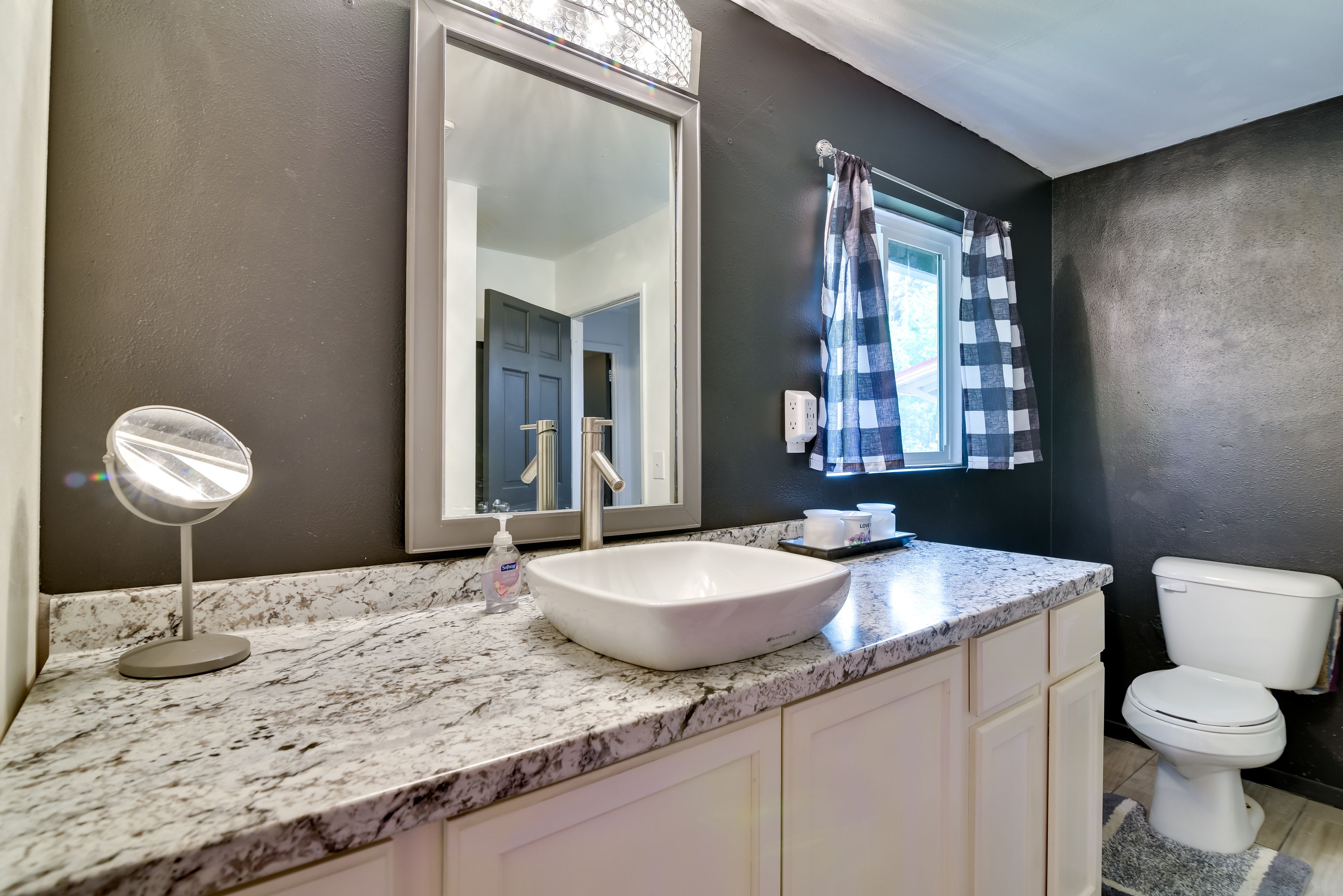 Full Bathroom | 1st Floor | Shower/Tub Combo | Complimentary Toiletries