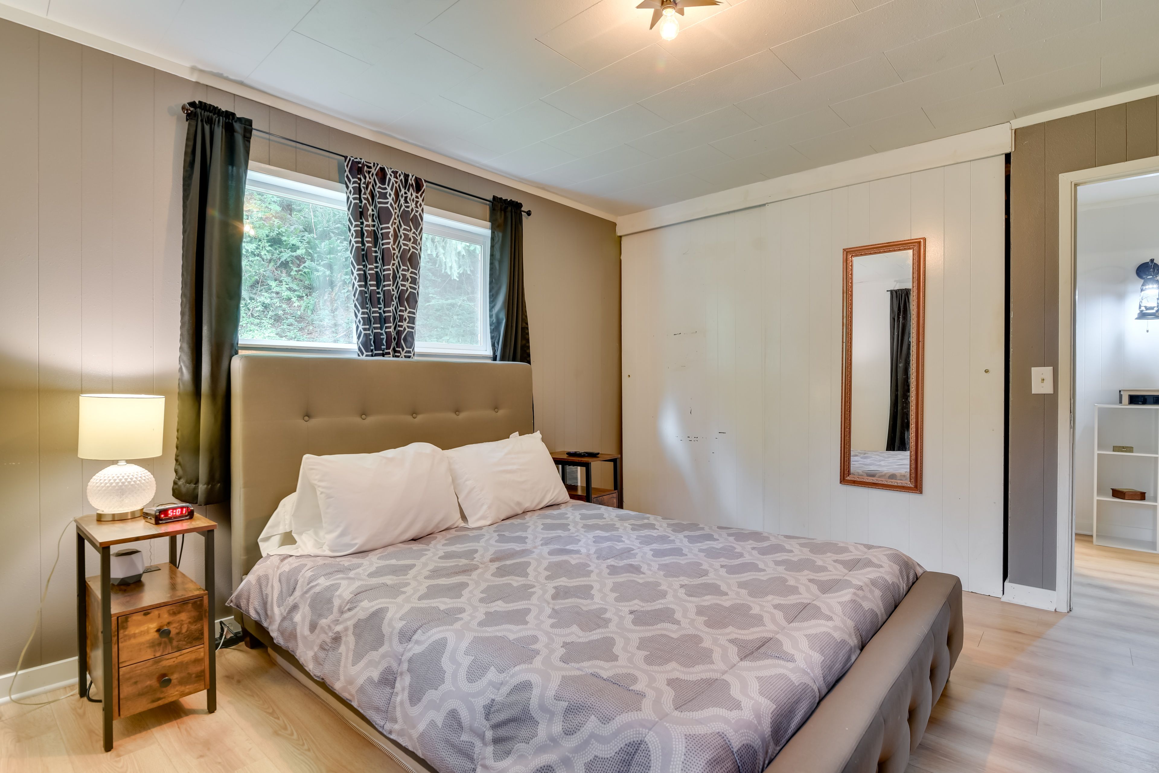 Bedroom 2 | Queen Bed | 1st Floor | Smart TV