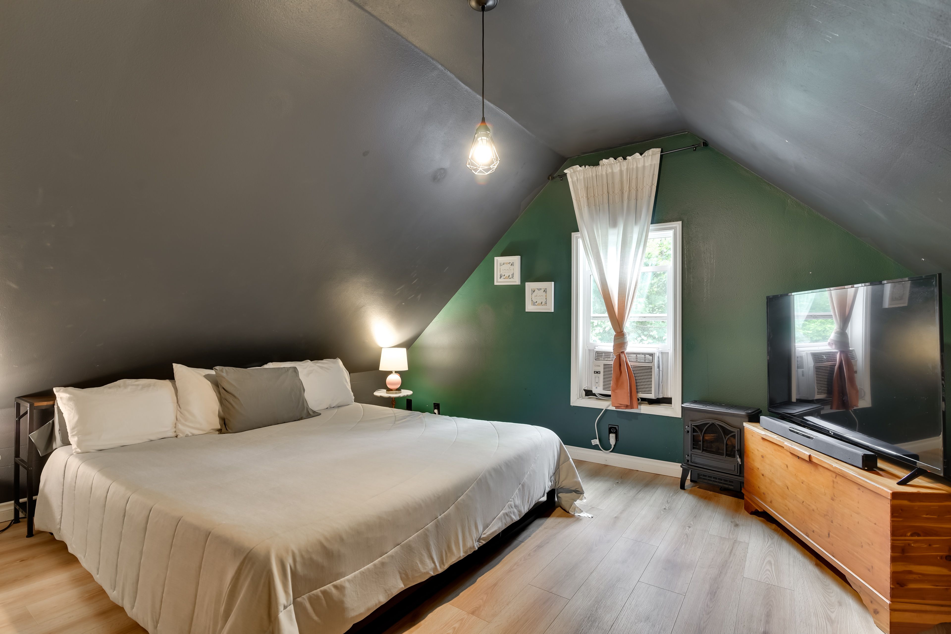 Bedroom 1 | King Bed | 2nd Floor