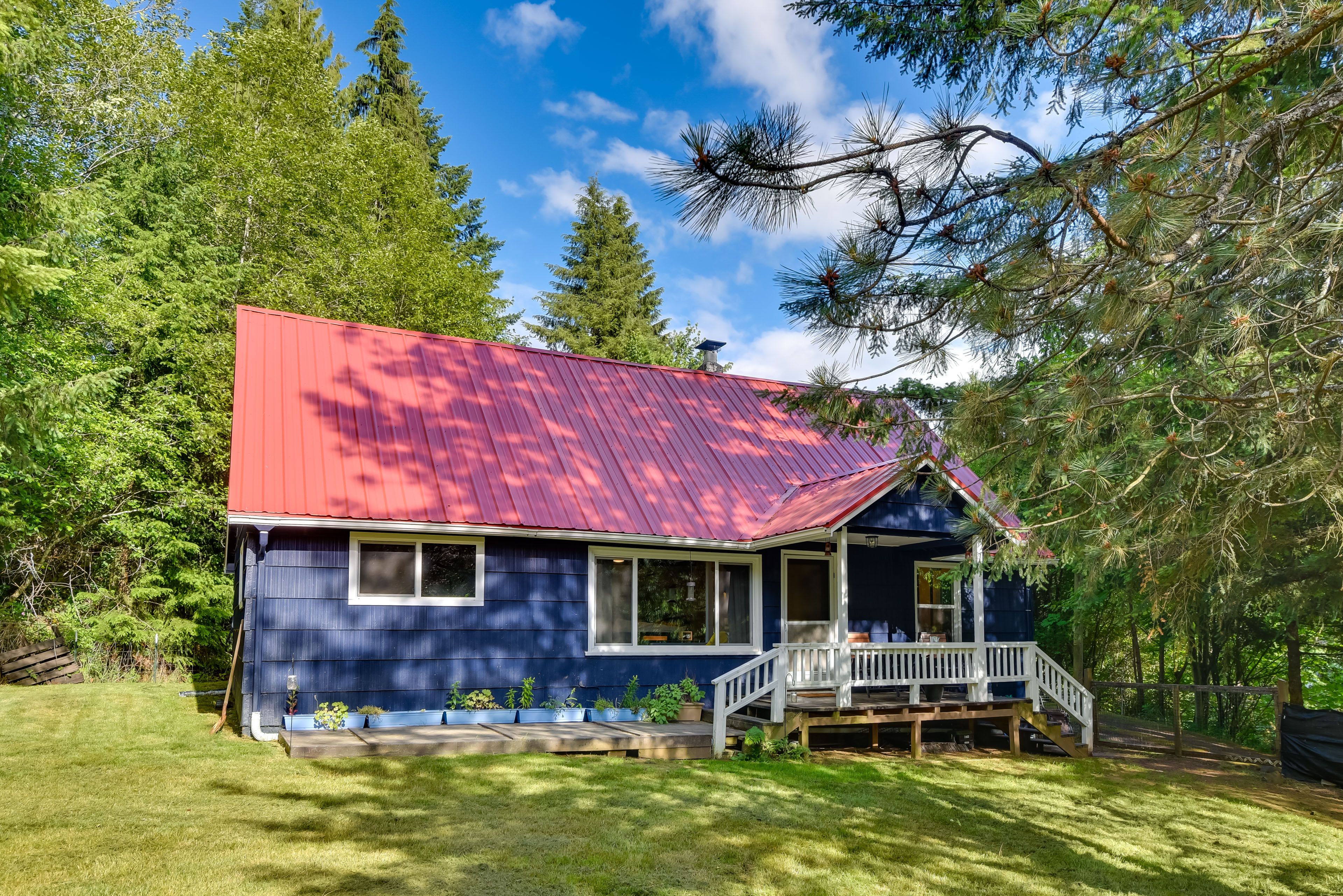 Longview Vacation Rental | 2BR | 1.5BA | 1,400 Sq Ft | Stairs Required for Entry