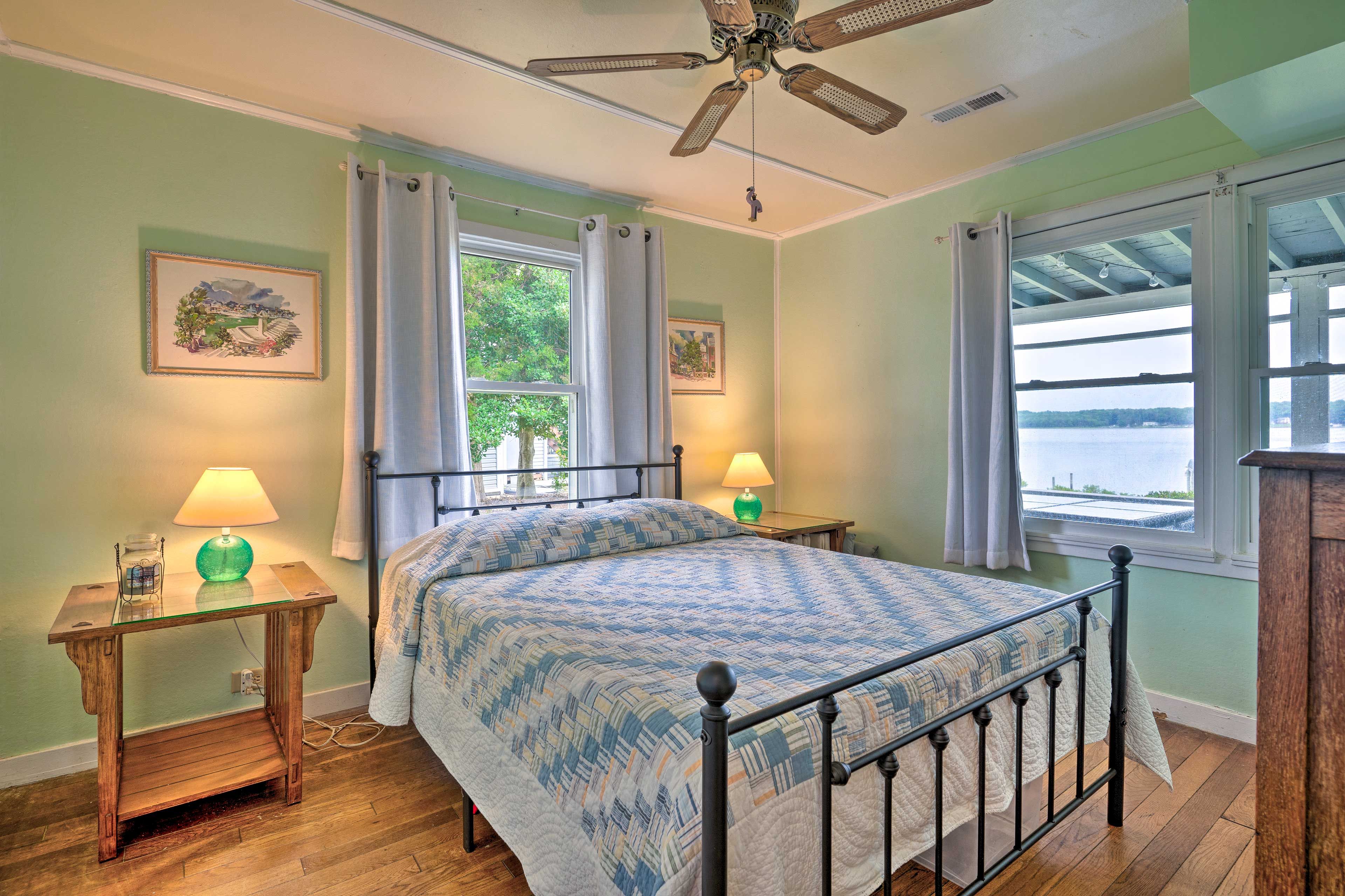 Bedroom 1 | Queen Bed