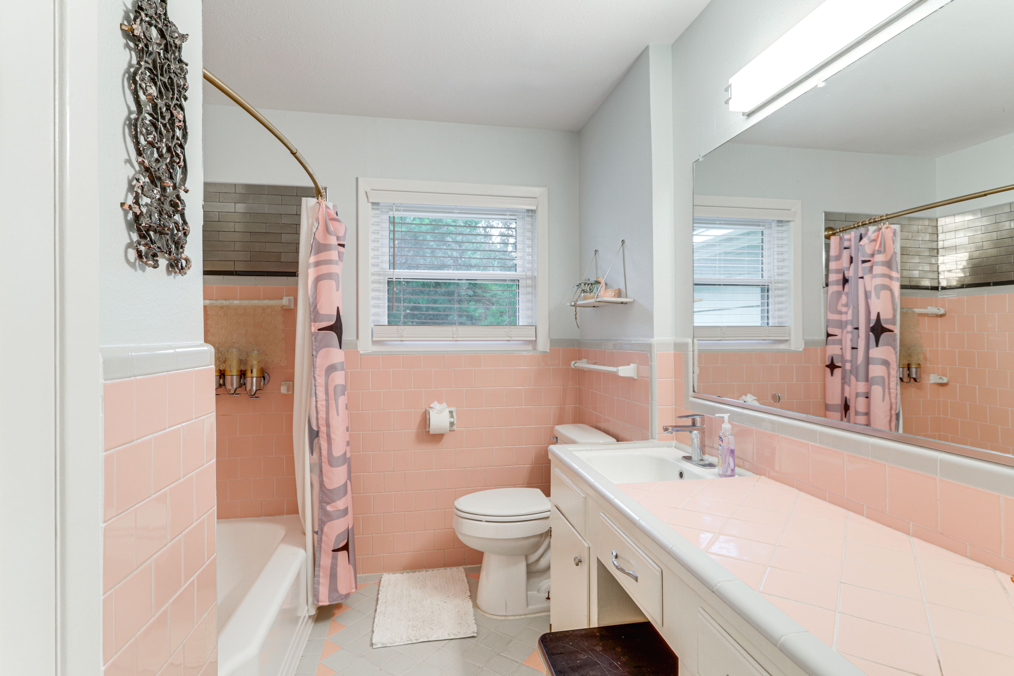 Full Bathroom | Towels Provided | Complimentary Toiletries
