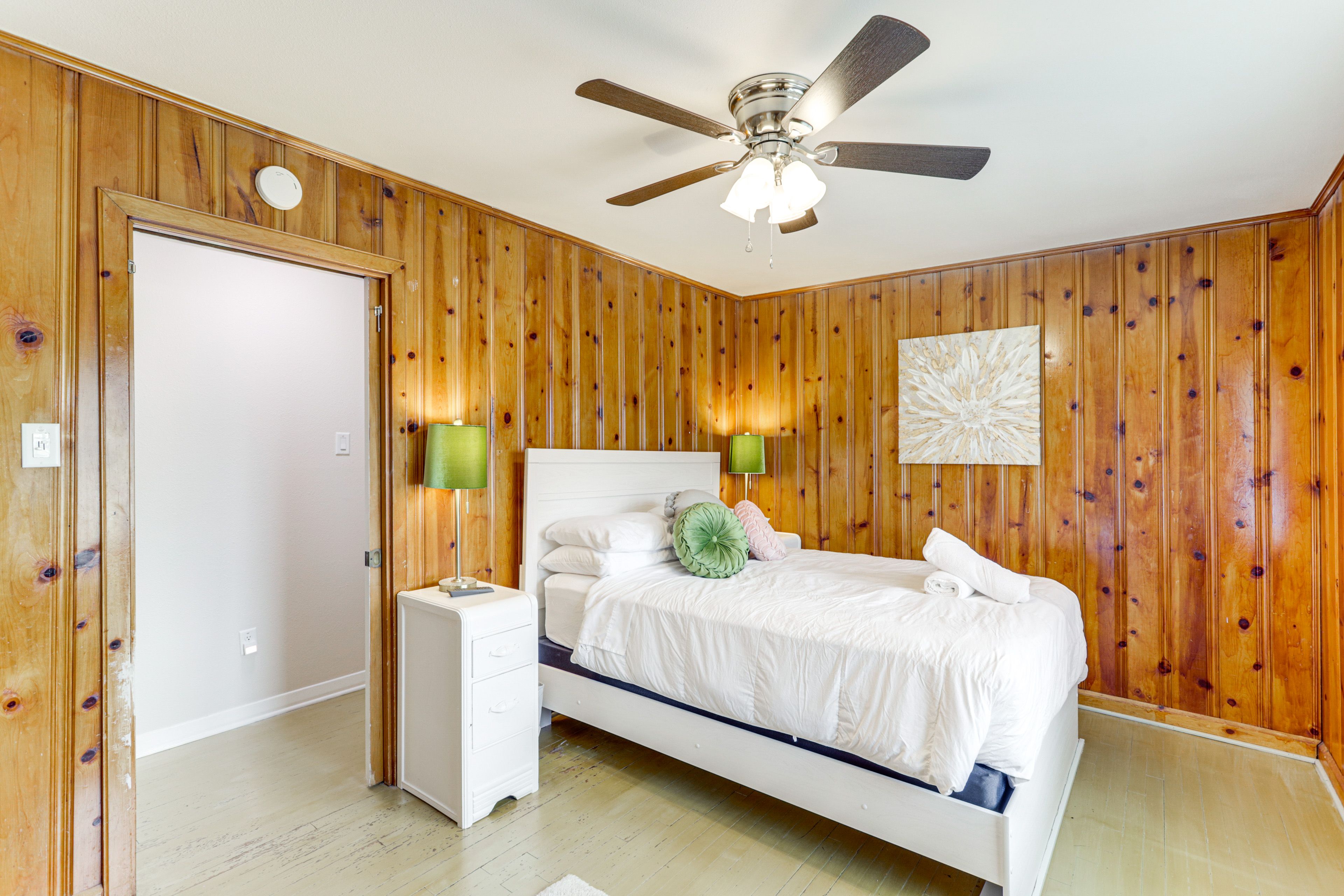 Bedroom 2 | Queen Bed