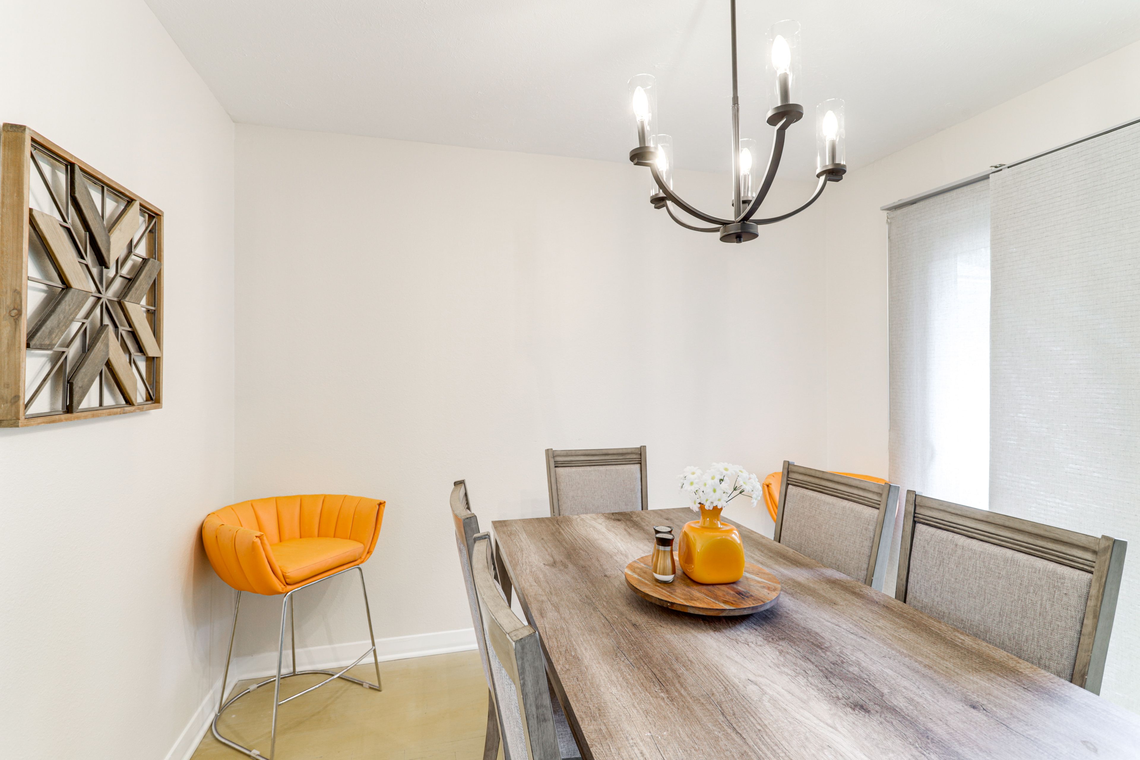 Dining Area | Dishware & Flatware Provided