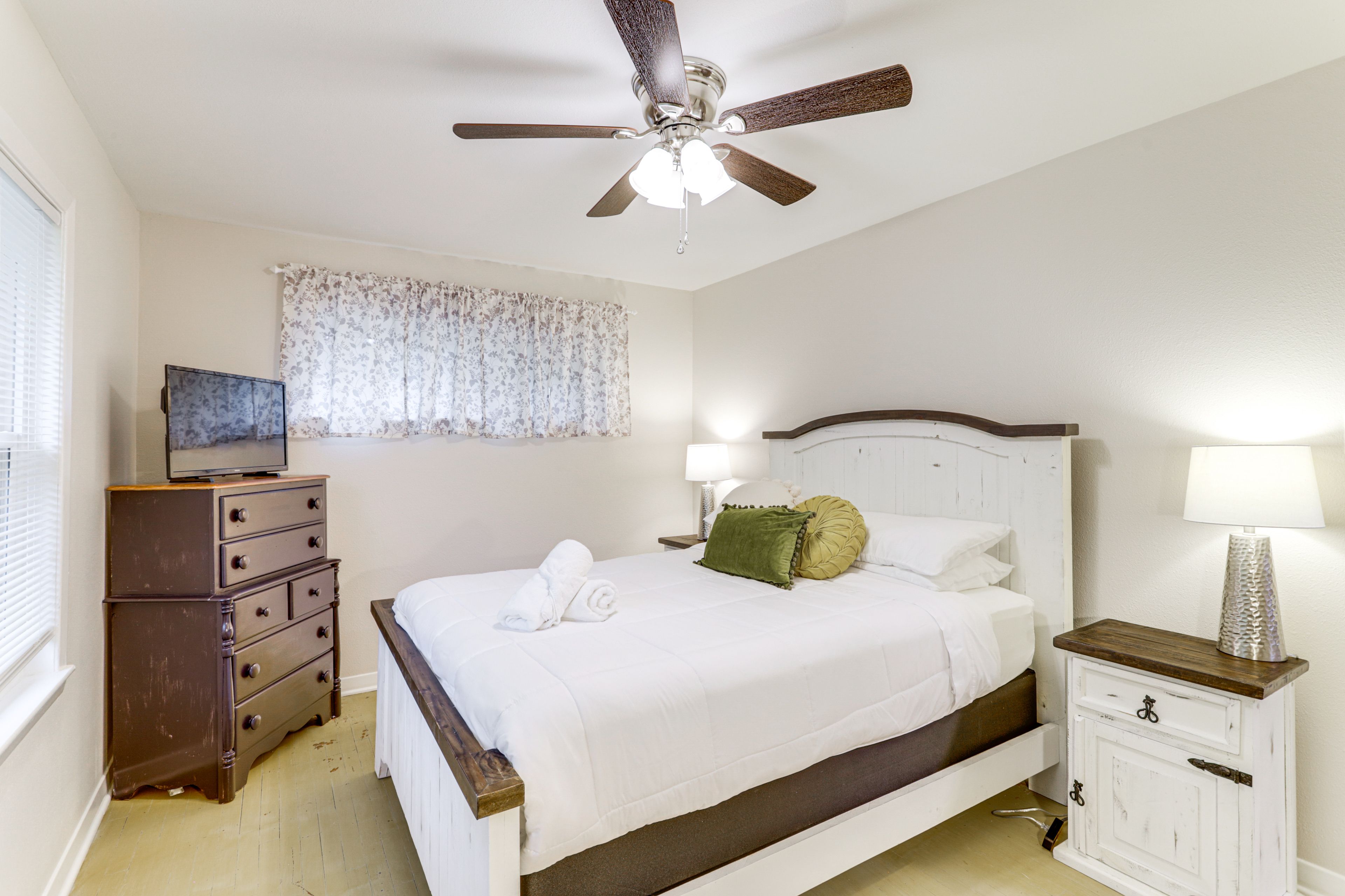 Bedroom 3 | Queen Bed